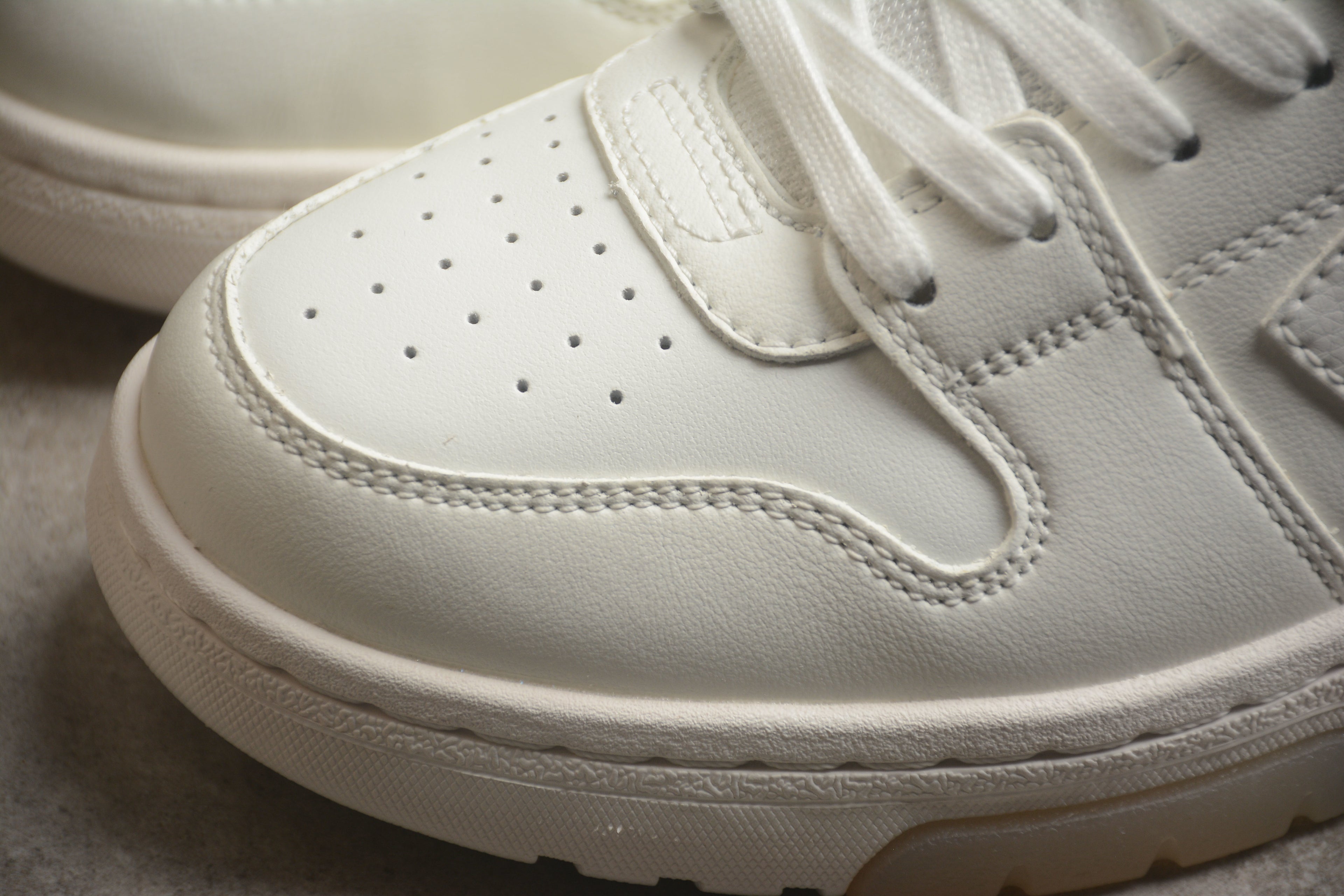 Off-White – Blanco