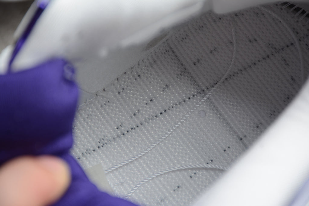 Air Jordan 4 – Blanco Chapas / Lila