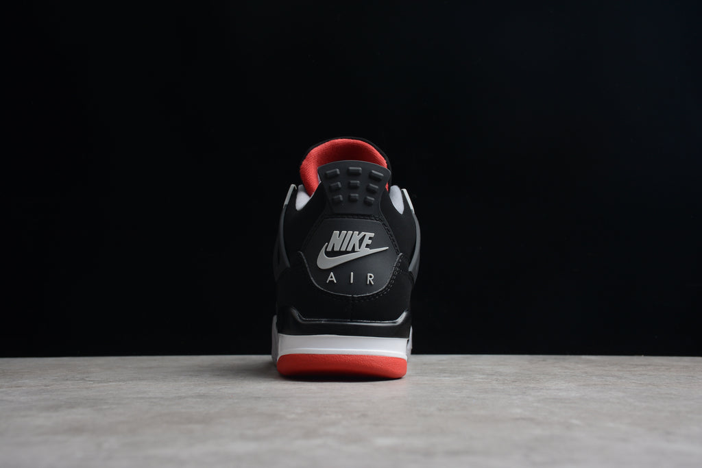 Air Jordan 4 – Negro / Gris / Rojo