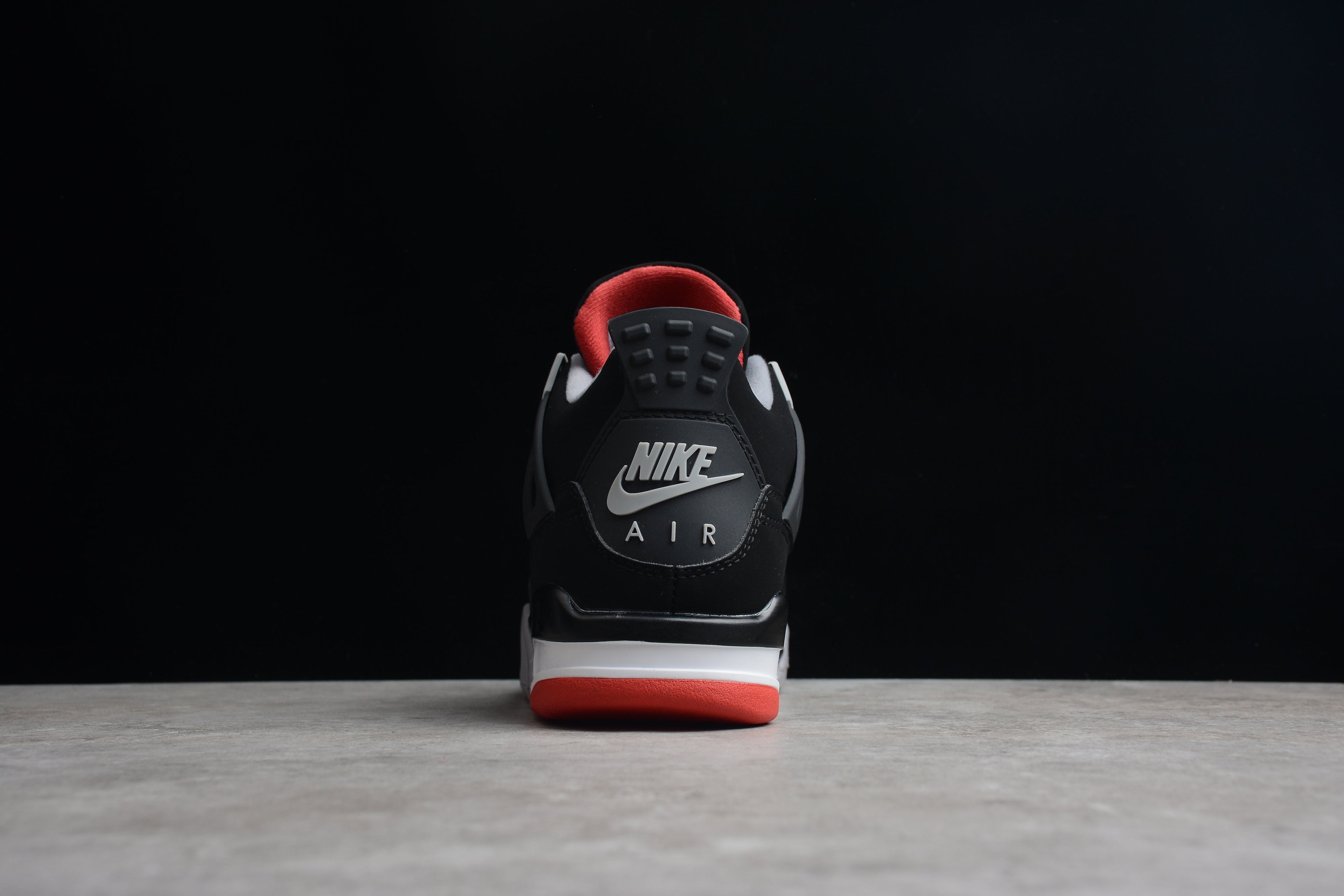 Air Jordan 4 – Negro / Gris / Rojo