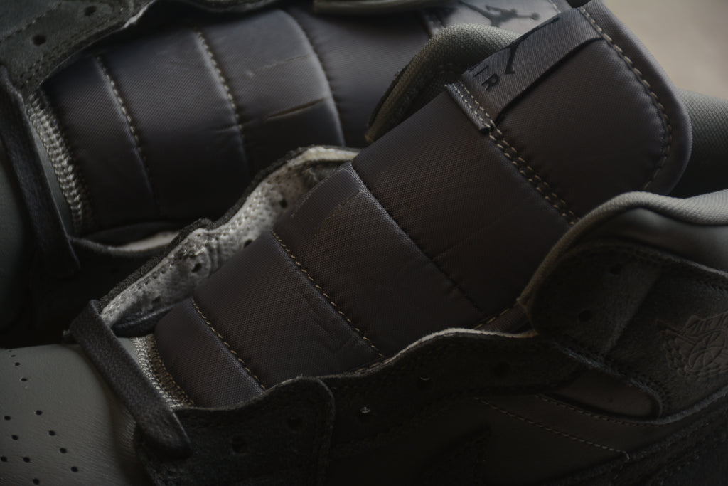 Air Jordan 1 Mid – Gris Oscuro