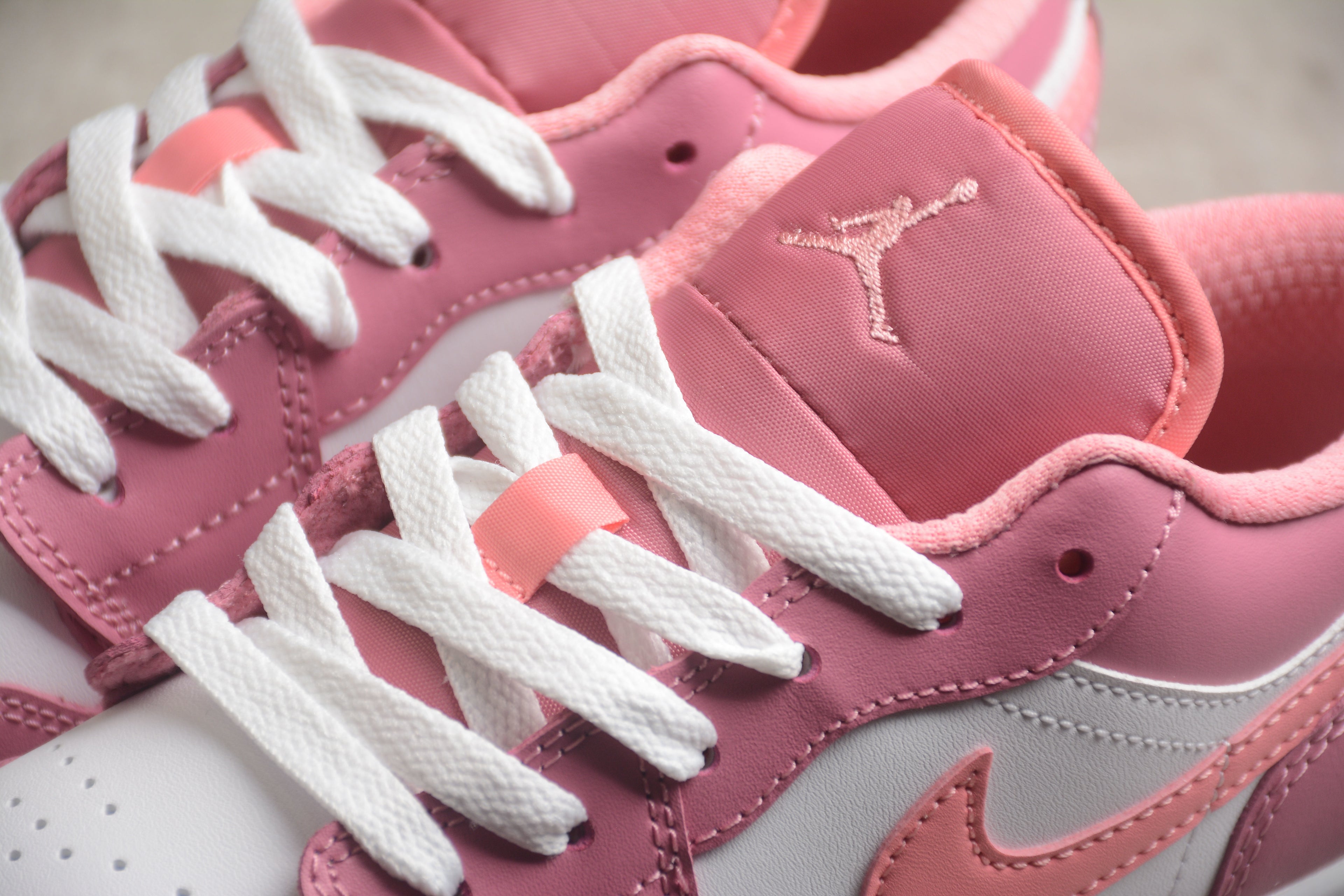 Jordan 1 Low – Rosa / Blanco
