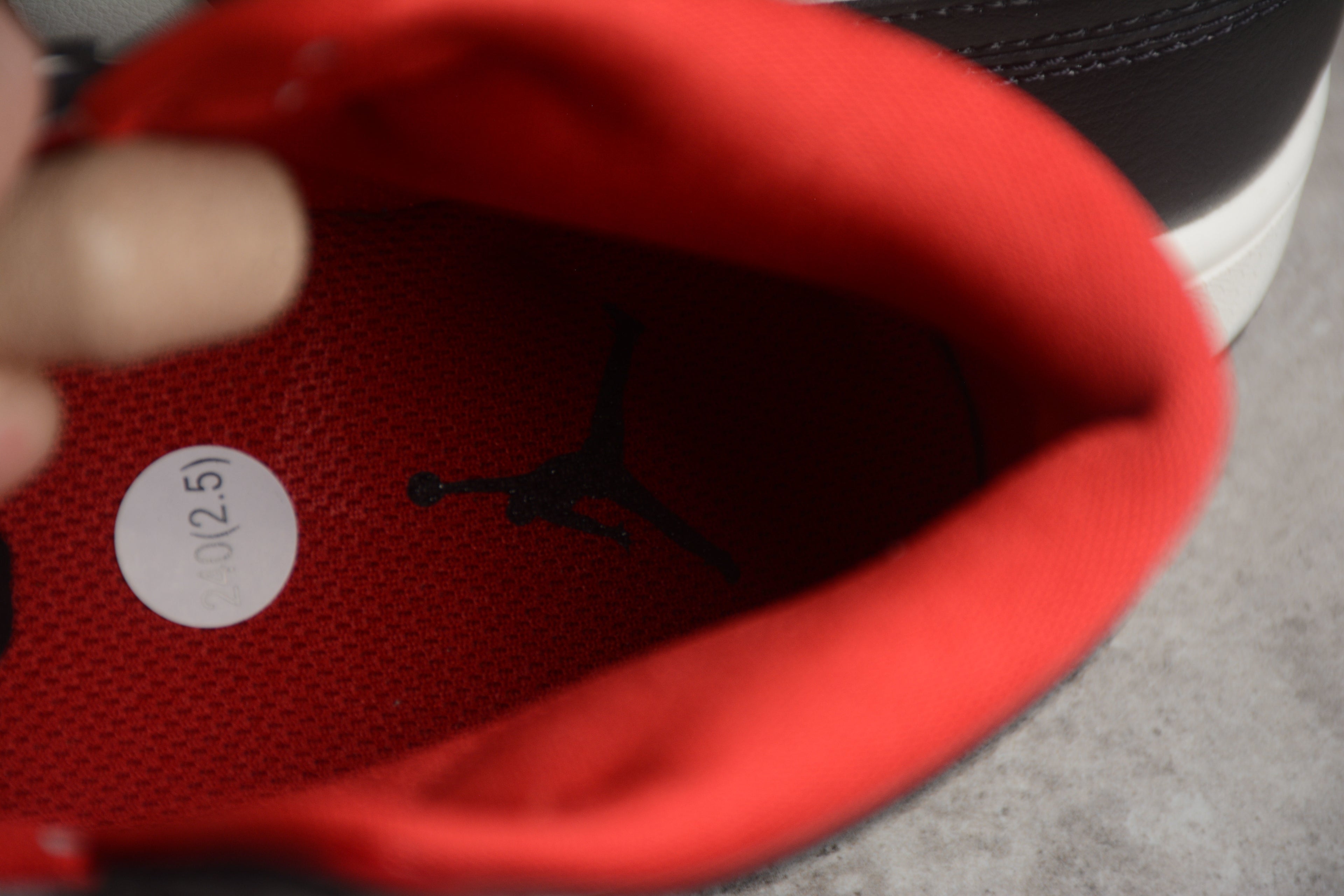 Air Jordan 1 Mid – Negro / Rojo / Blanco