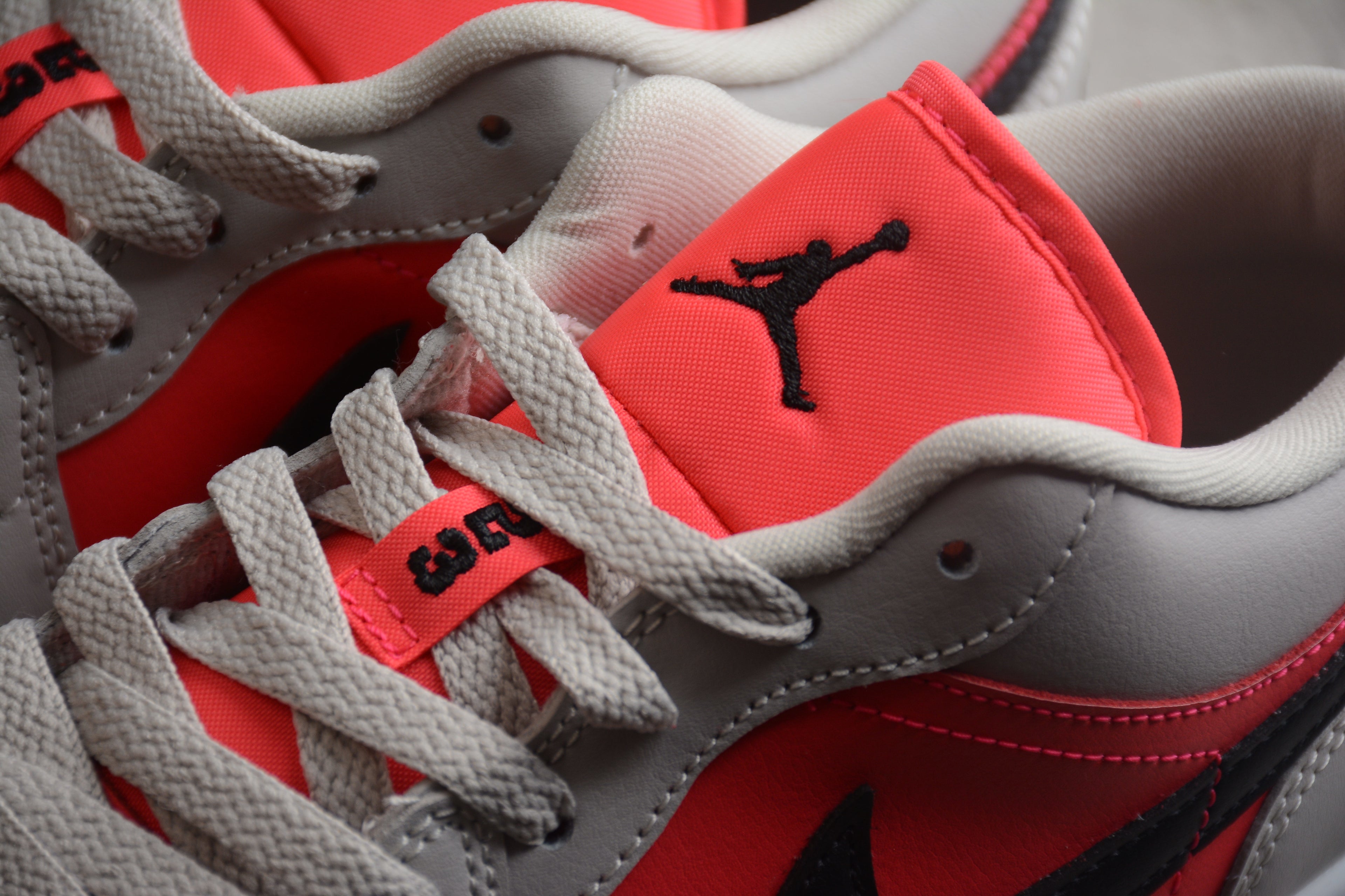 Jordan 1 Low – Rojo / Gris