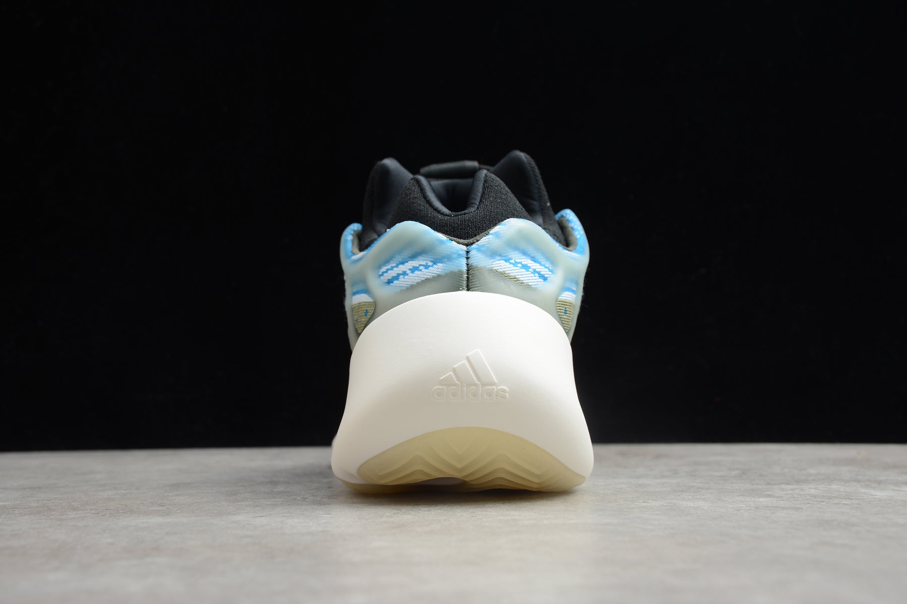 Adidas Yeezy 700 V3 – Azul