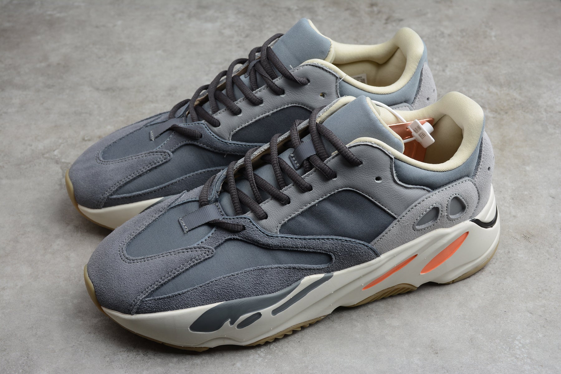 Adidas Yeezy 700 – Gris / Blanco
