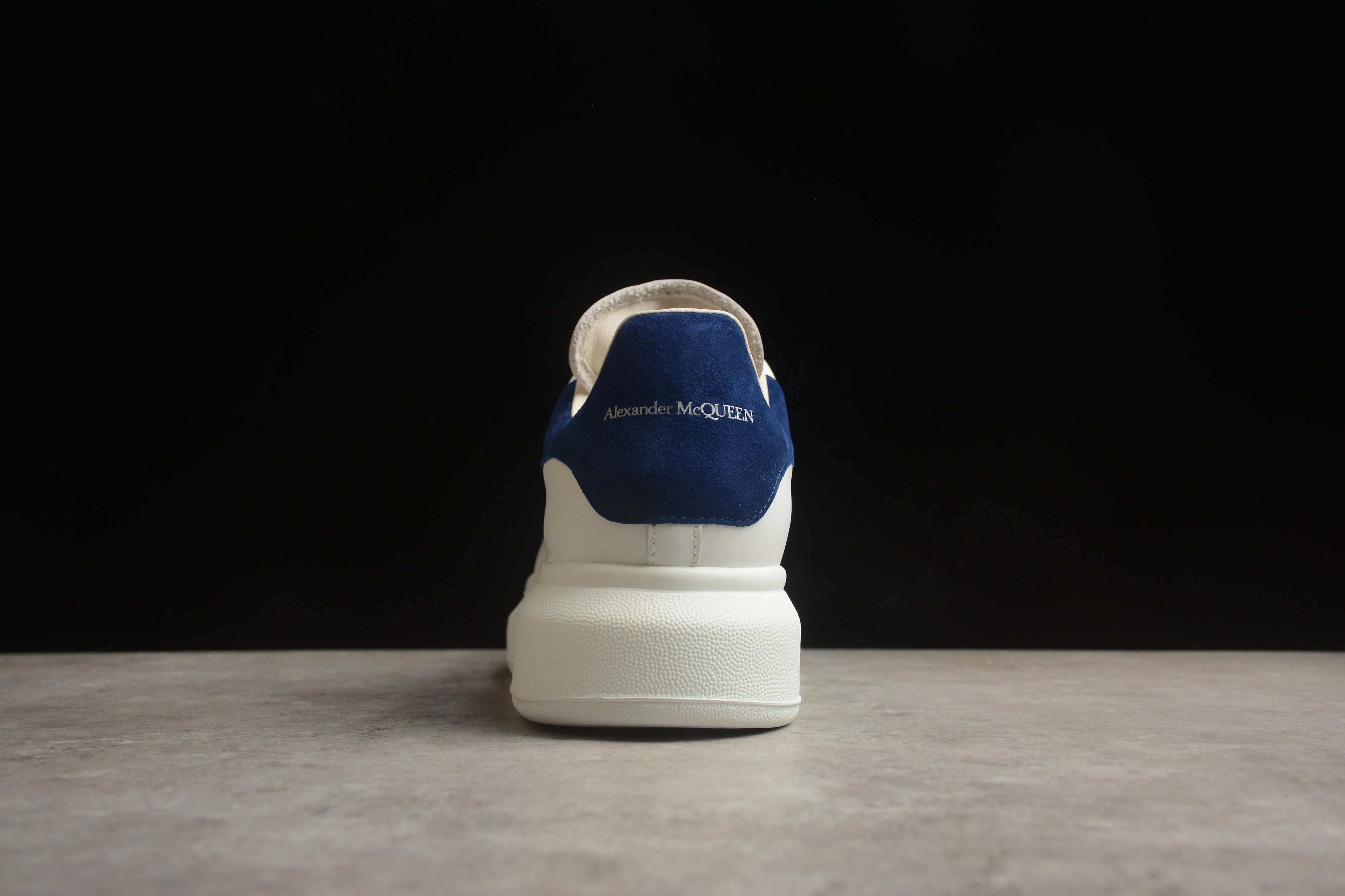 Alexander McQueen – Blanco / Azul Oscuro