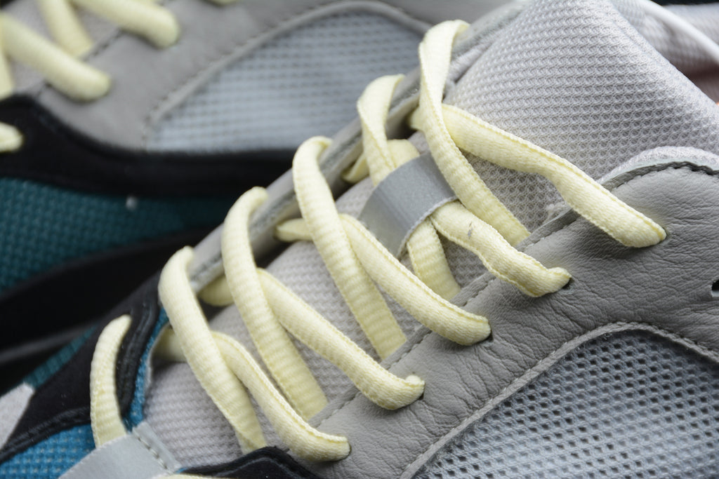Adidas Yeezy 700 – Gris / Blanco