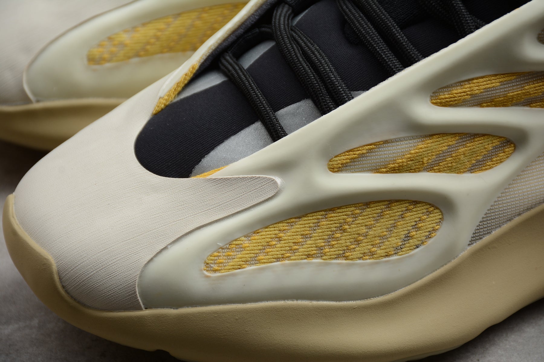 Adidas Yeezy 700 V3 – Beige / Amarillo