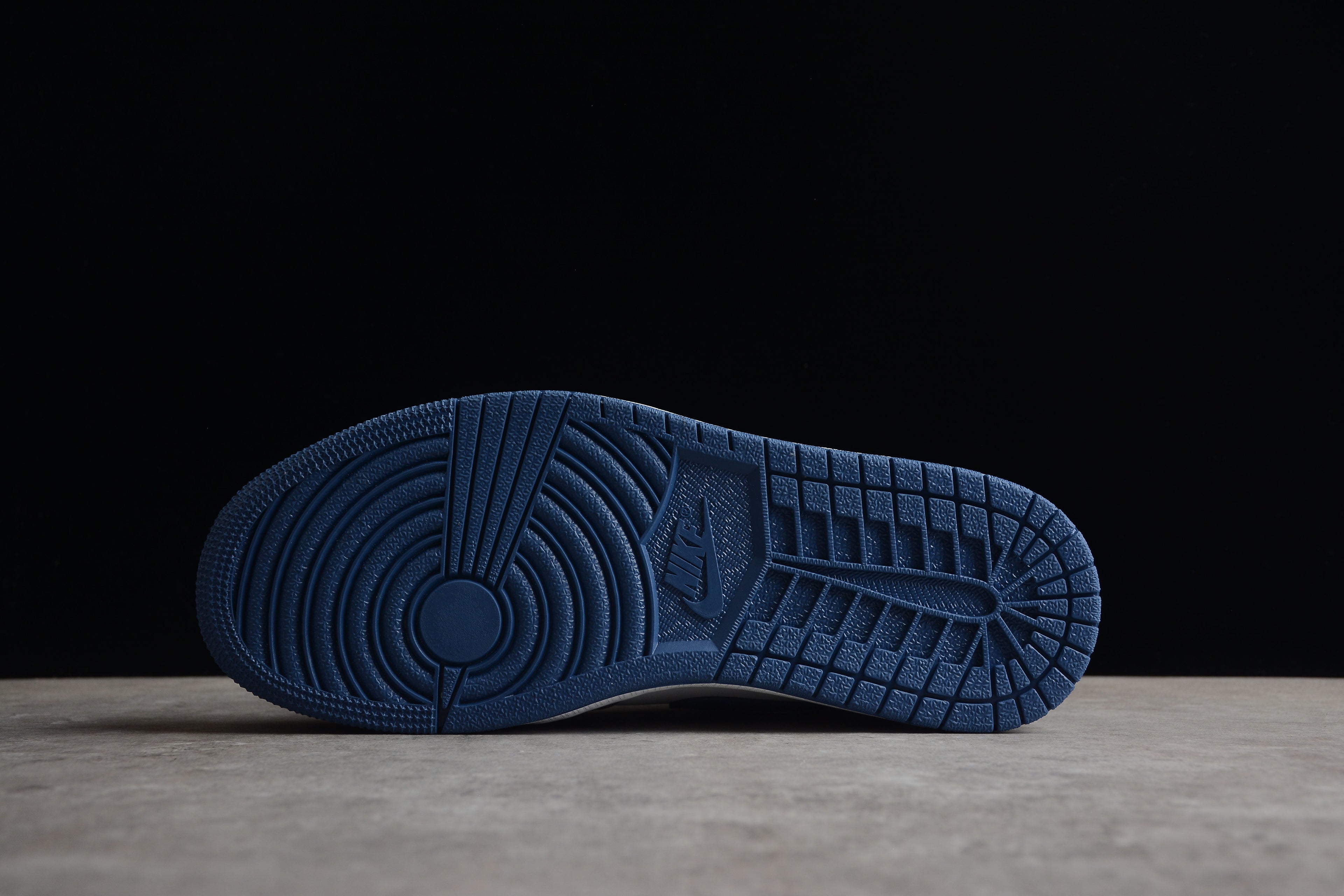 Jordan 1 Low – Azul Oscuro / Blanco