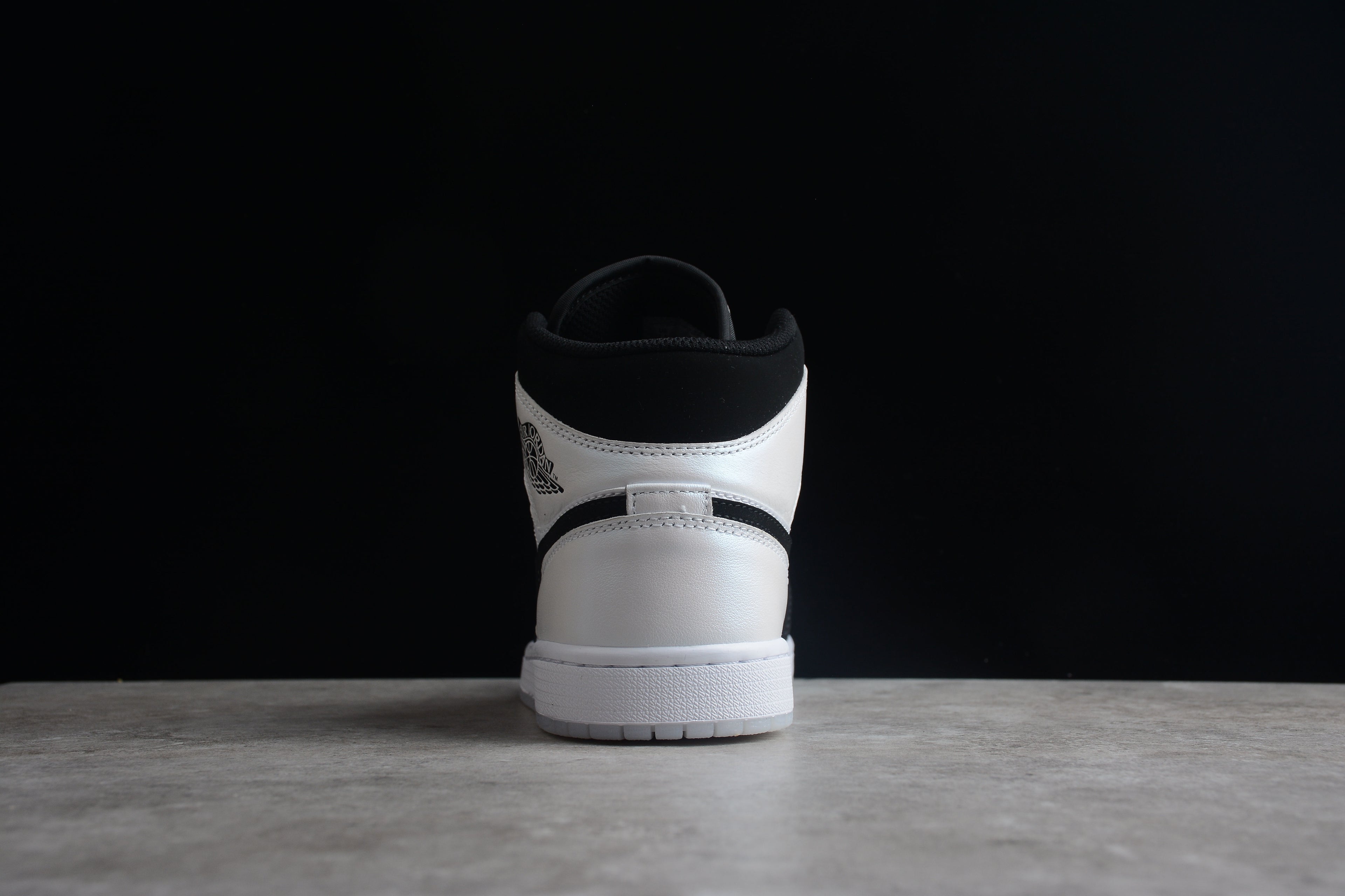 Air Jordan 1 Mid – Negro / Gris