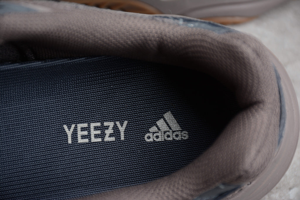 Adidas Yeezy 700 – Marrón