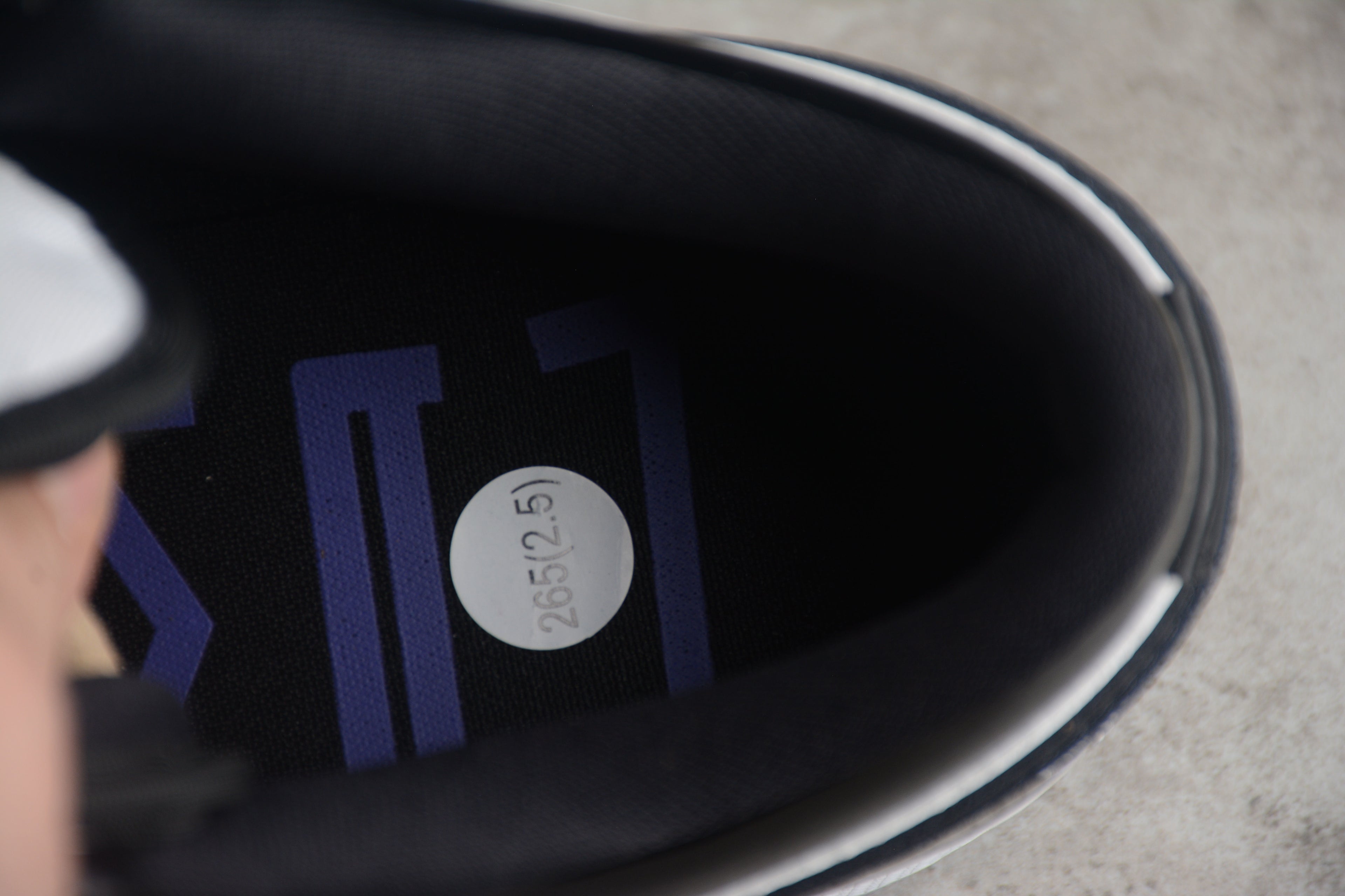 Jordan 1 Low – Negro / Blanco Brillante