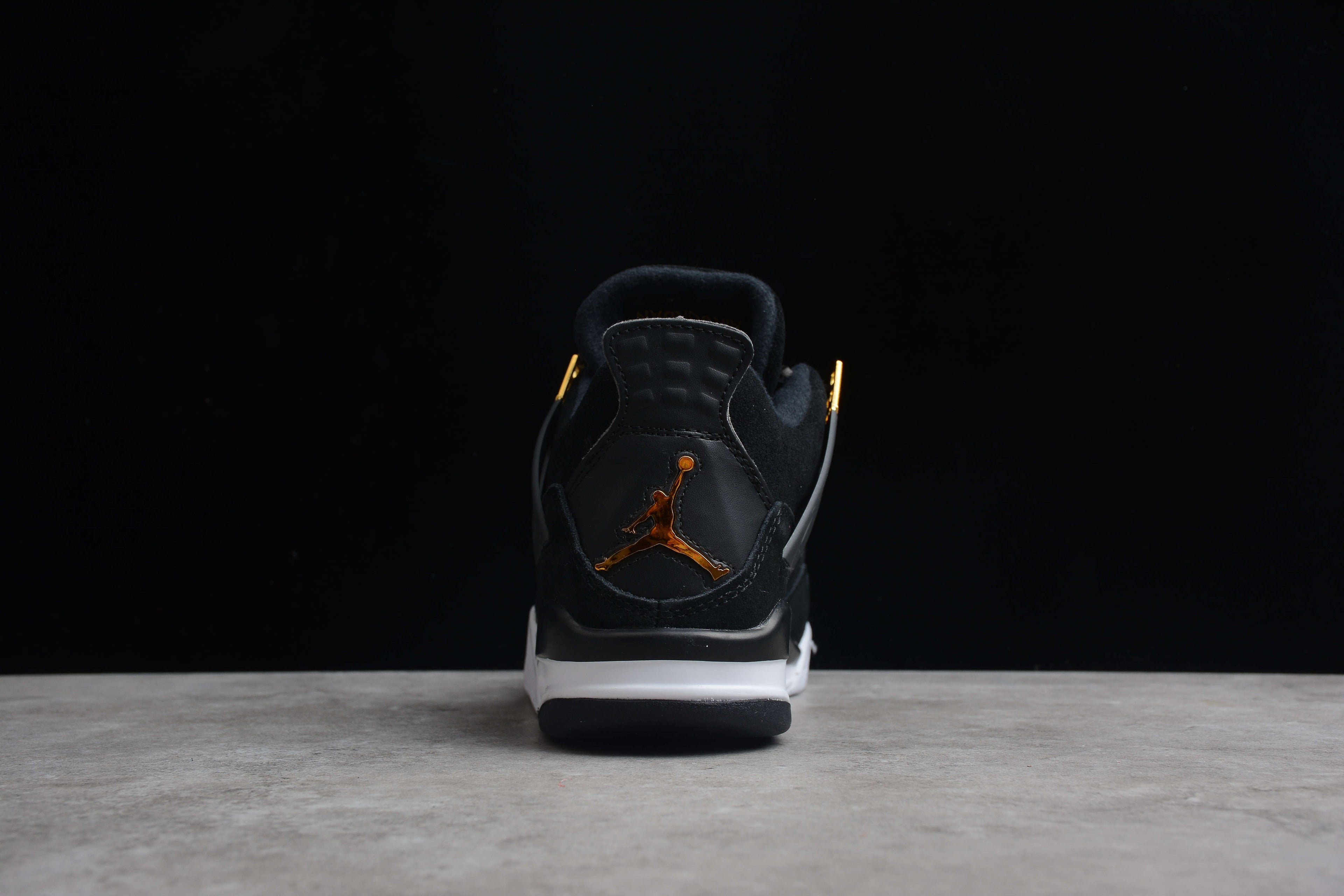Air Jordan 4 – Negro / Dorado