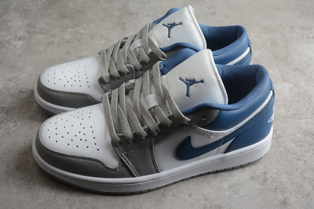 Jordan 1 Low – Gris / Azul / Blanco