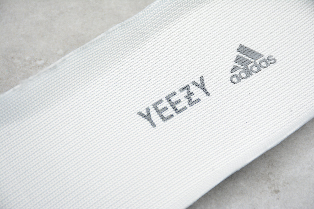 Adidas Yeezy 700 – Gris / Blanco