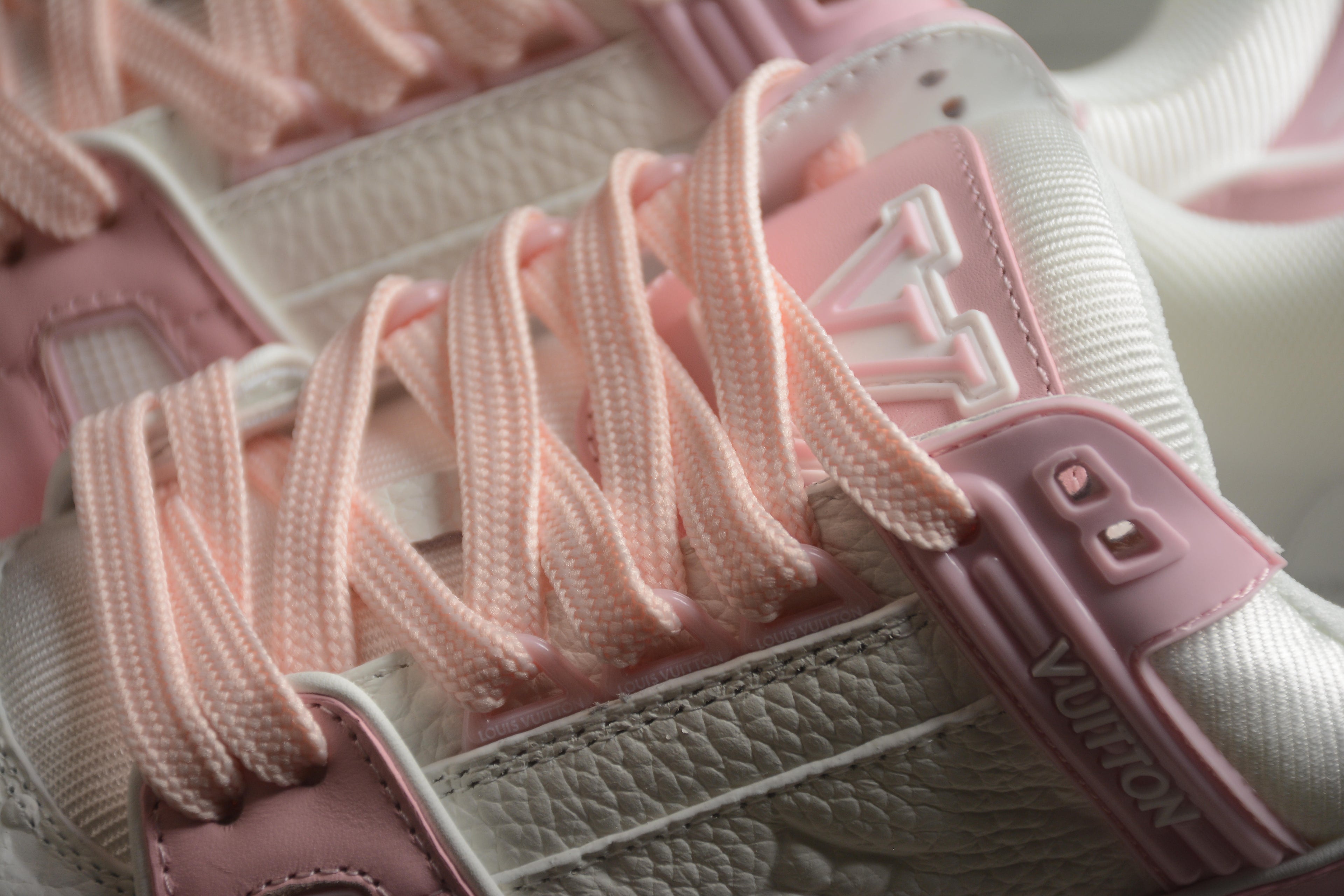 Louis Vuitton Trainer Low – Rosa Claro / Blanco