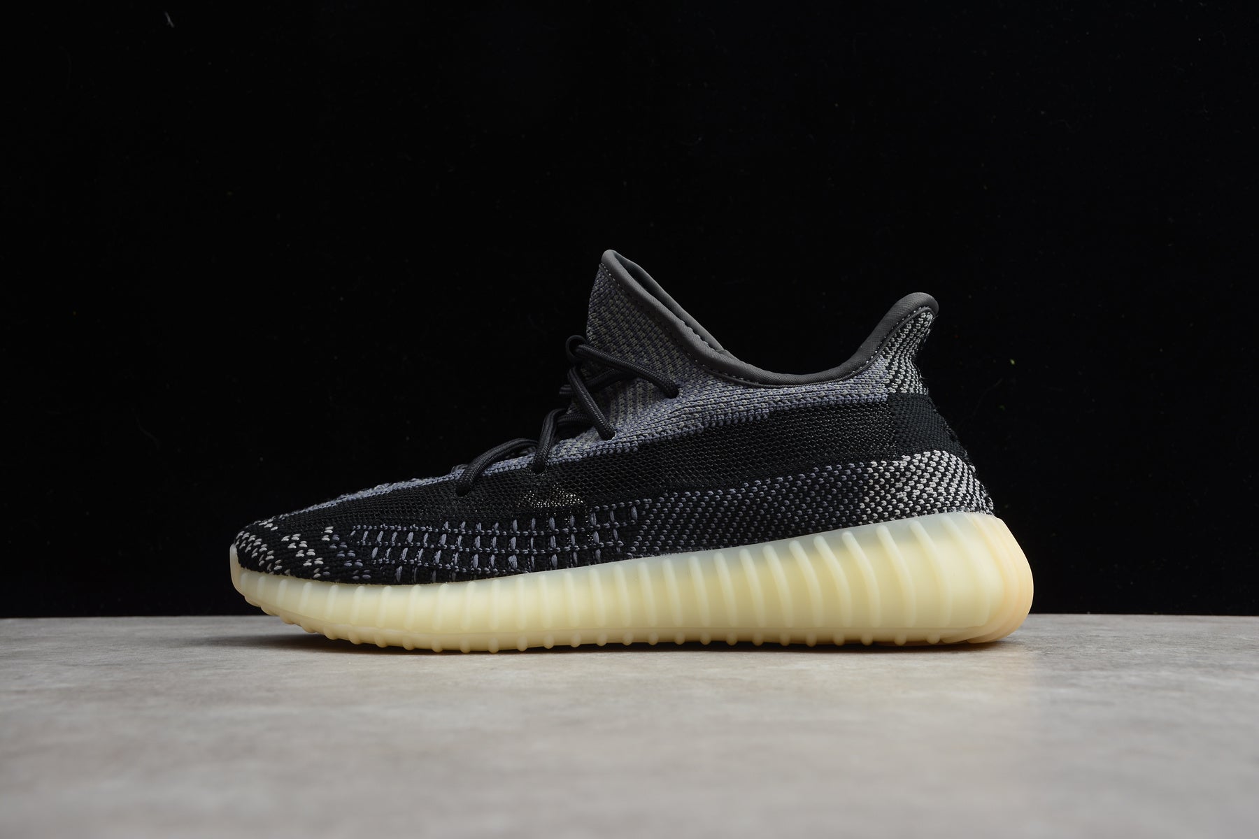 Adidas Yeezy 350 – Negro / Beige