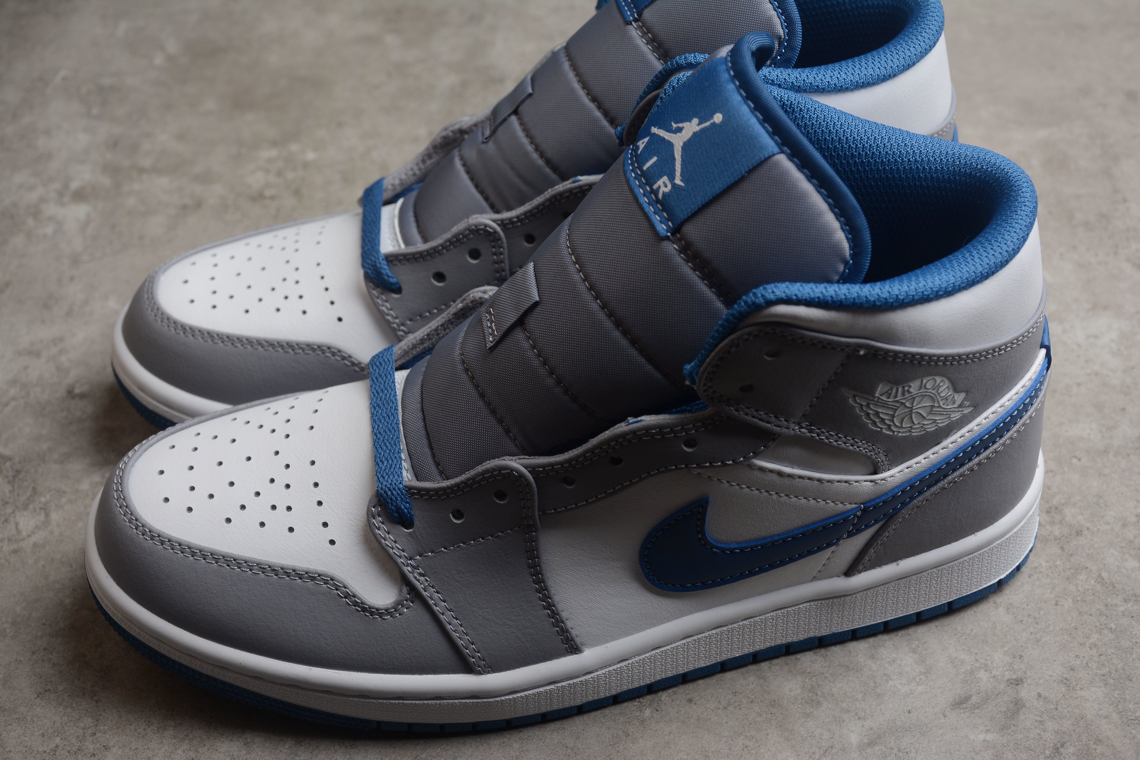 Air Jordan 1 Mid – Blanco / Gris