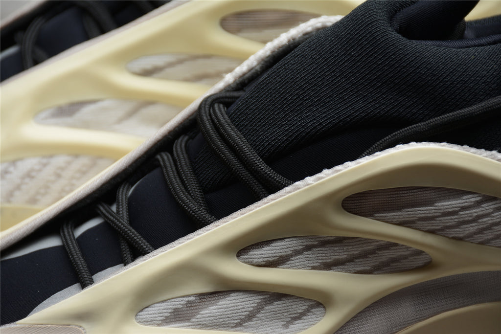 Adidas Yeezy 700 V3 – Beige / Blanco