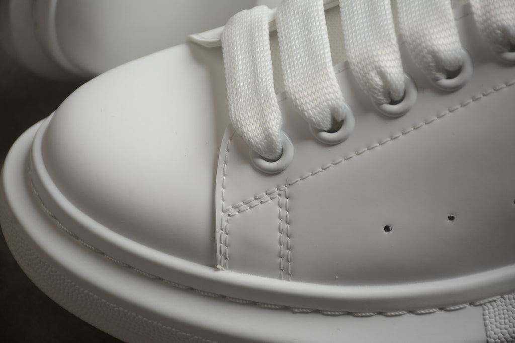 Alexander McQueen – Blanco / Letras Doradas