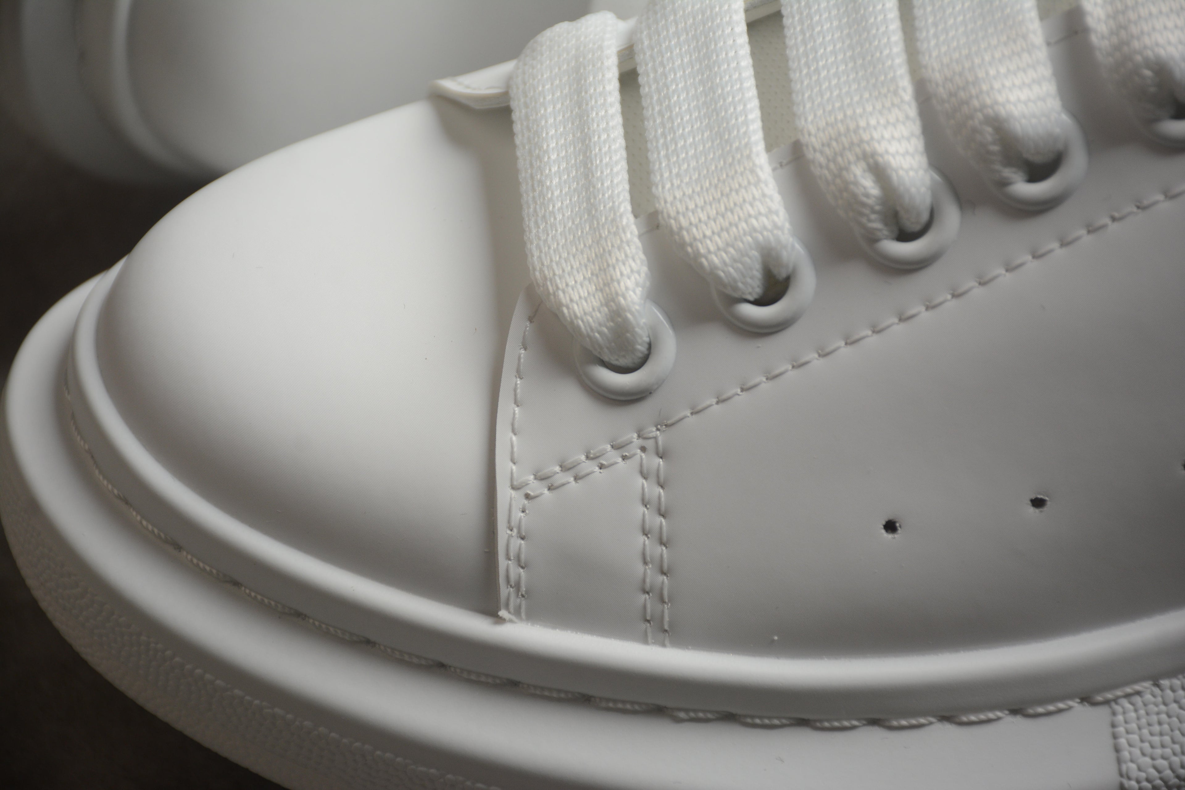 Alexander McQueen – Blanco / Letras Doradas