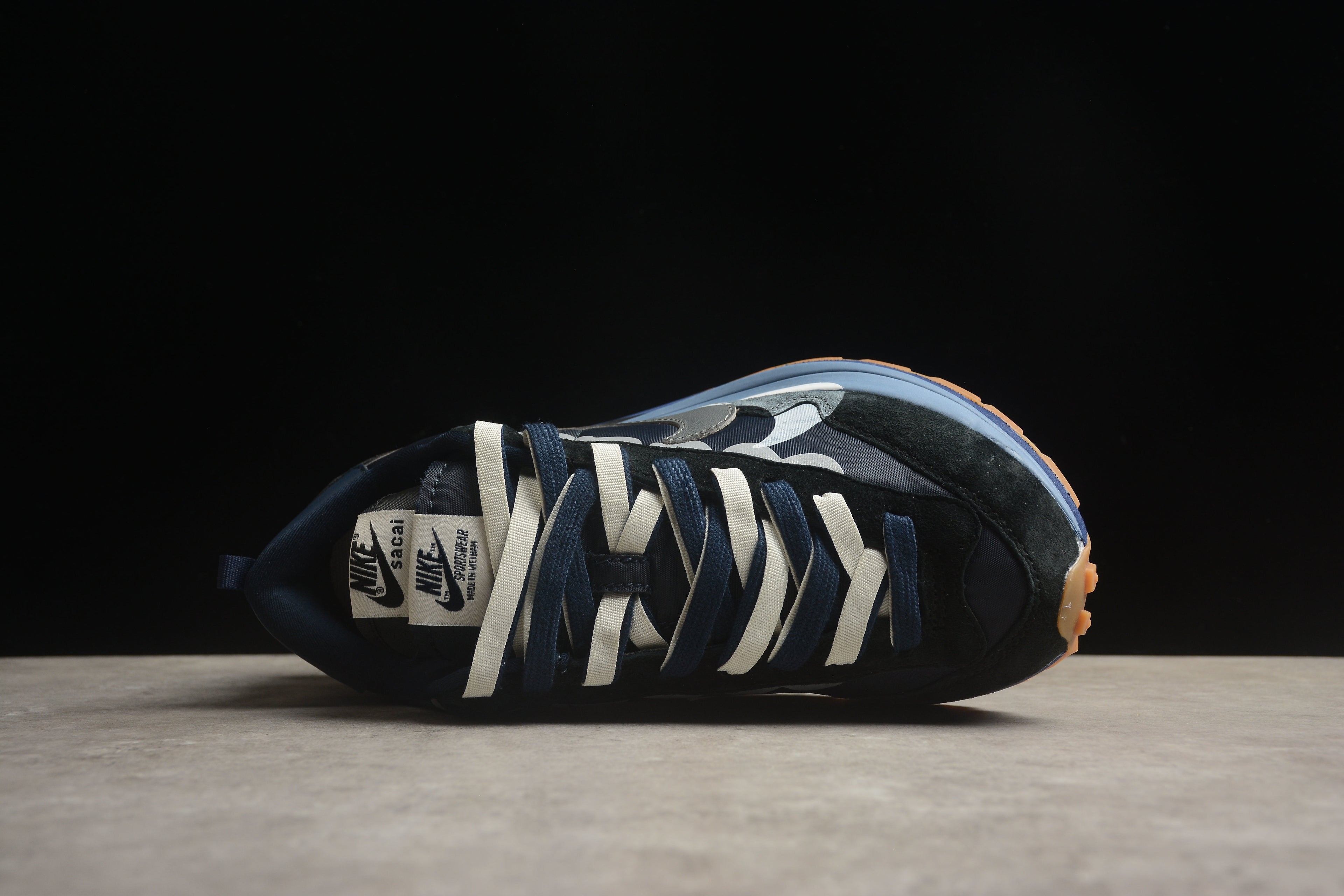 Sacai x VaporWaffle – Azul Oscuro / Blanco