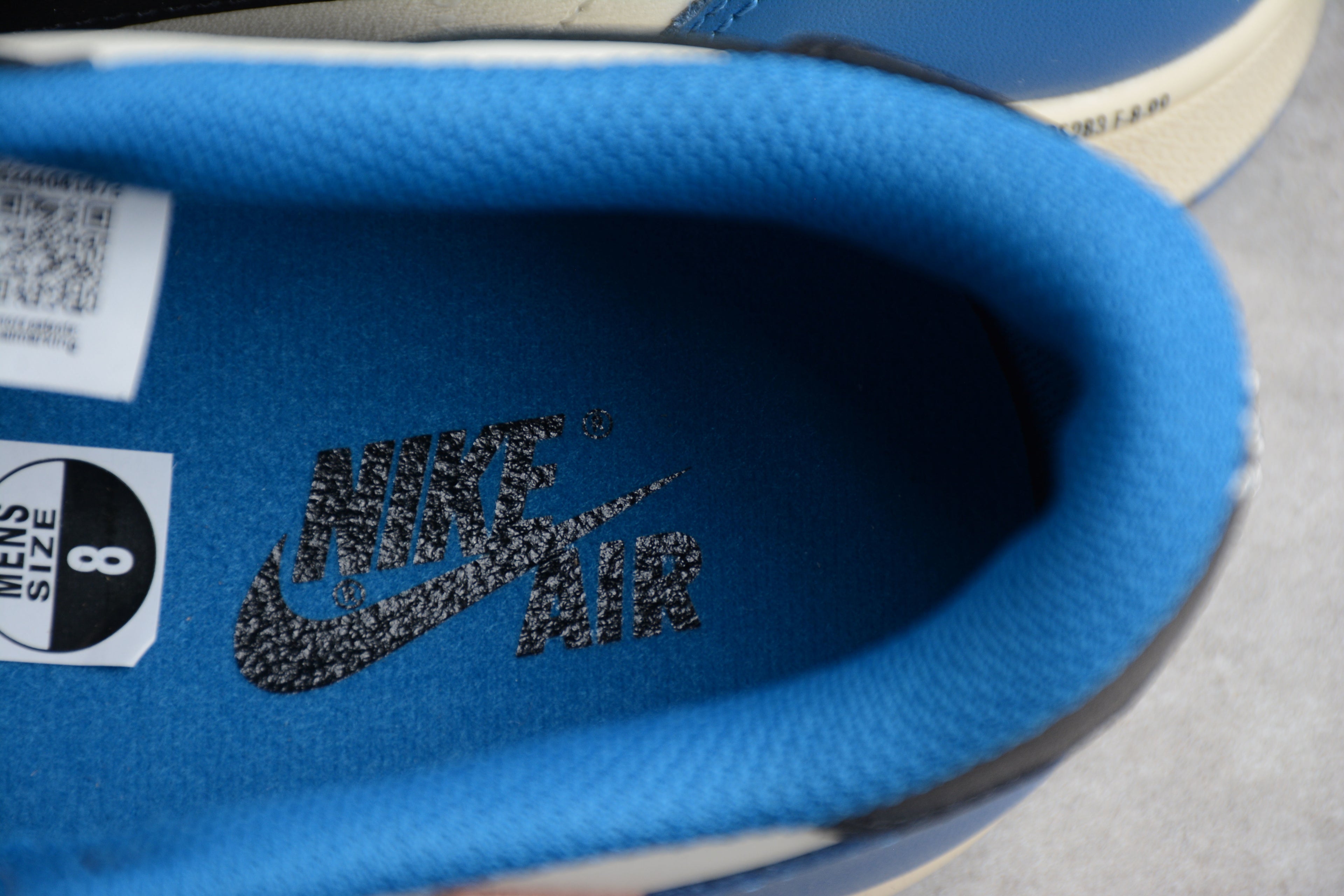 Travis Scott – Azul / Negro / Blanco