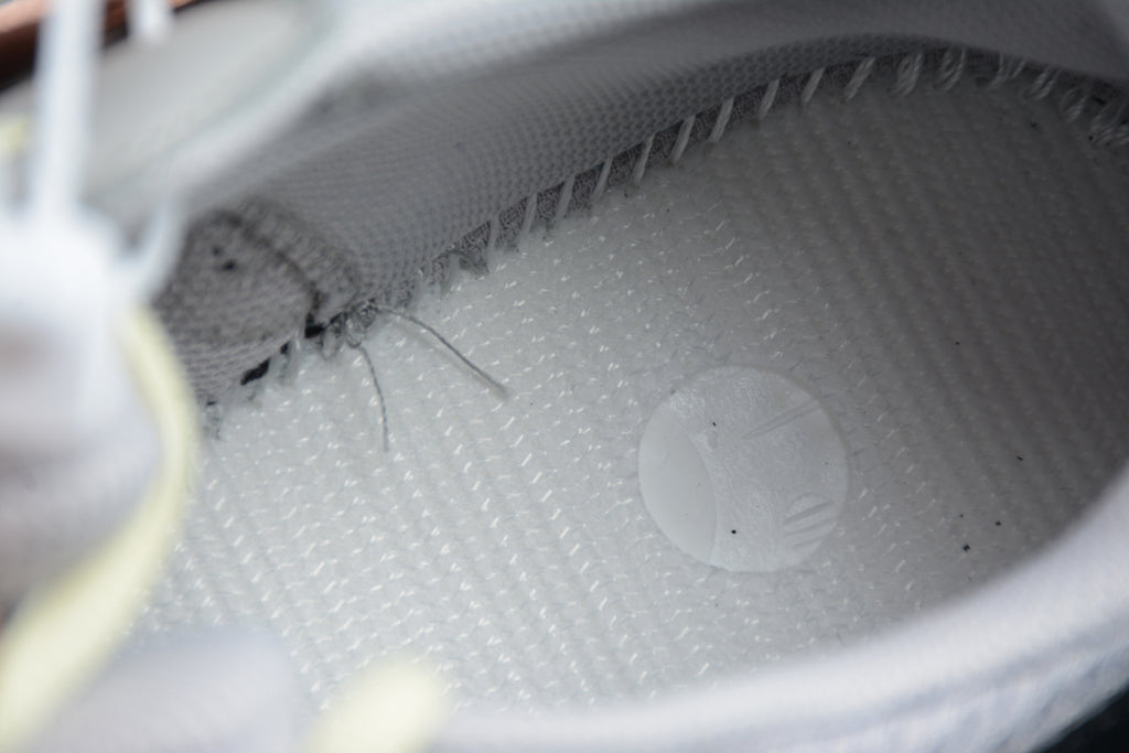 Adidas Yeezy 700 – Gris / Blanco