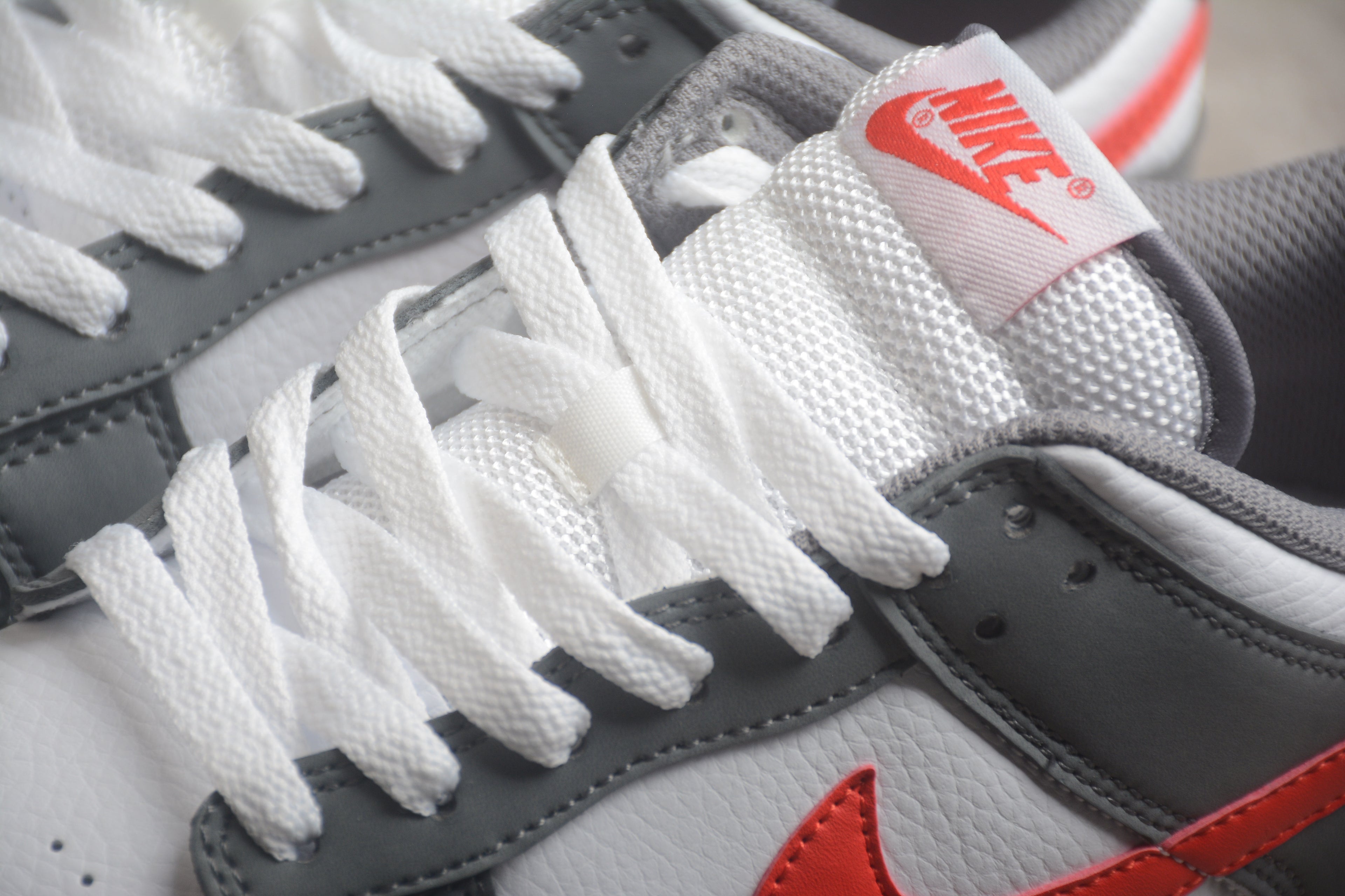 Dunk SB – Gris / Blanco / Rojo