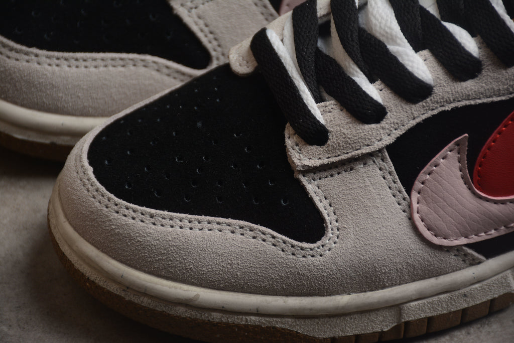 Dunk SB – Gris / Negro / Rosa / Rojo