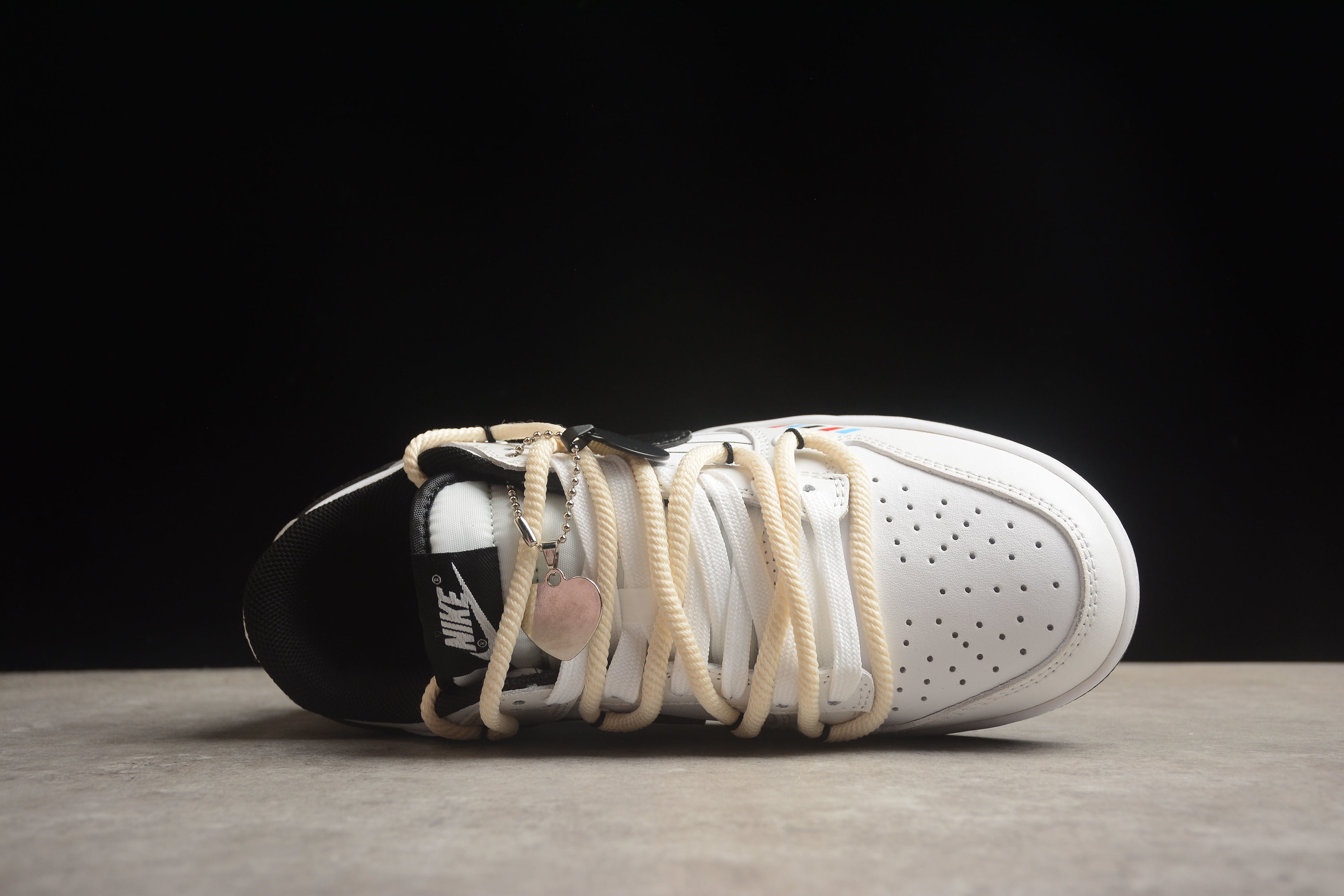 Dunk SB – Blanco / Negro