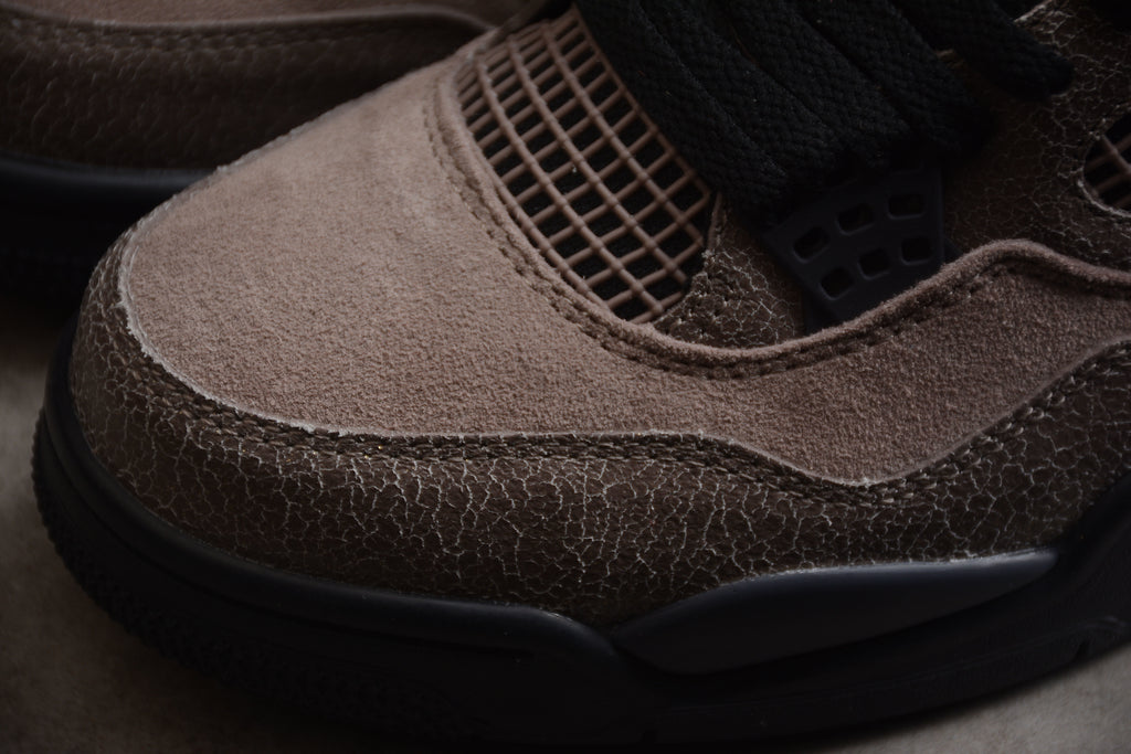 Air Jordan 4 – Marrón / Negro