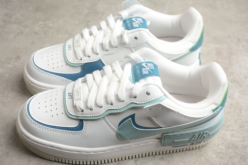 Air Force 1 Shadow – Blanco / Azul / Rosa