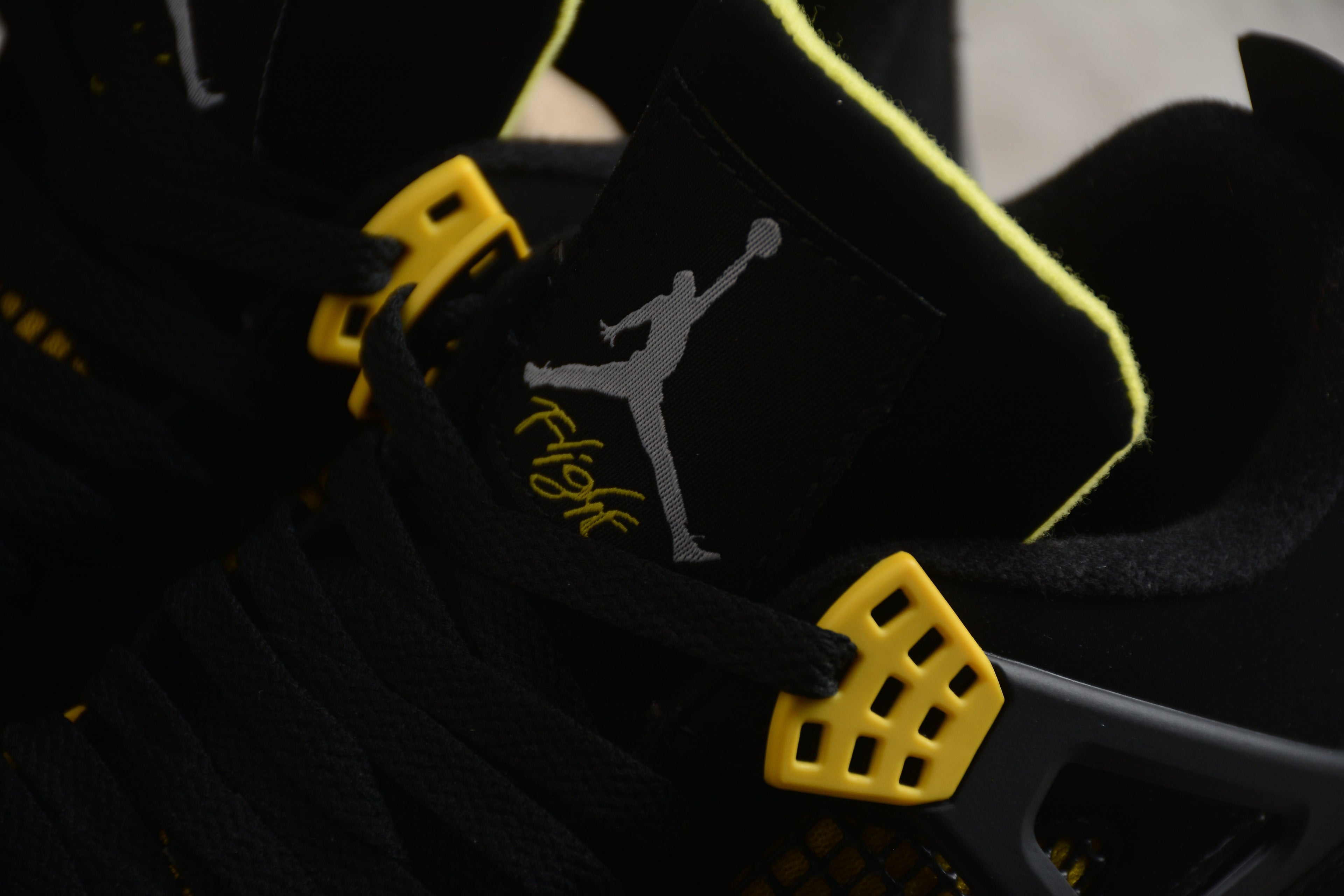 Air Jordan 4 – Negro / Amarillo