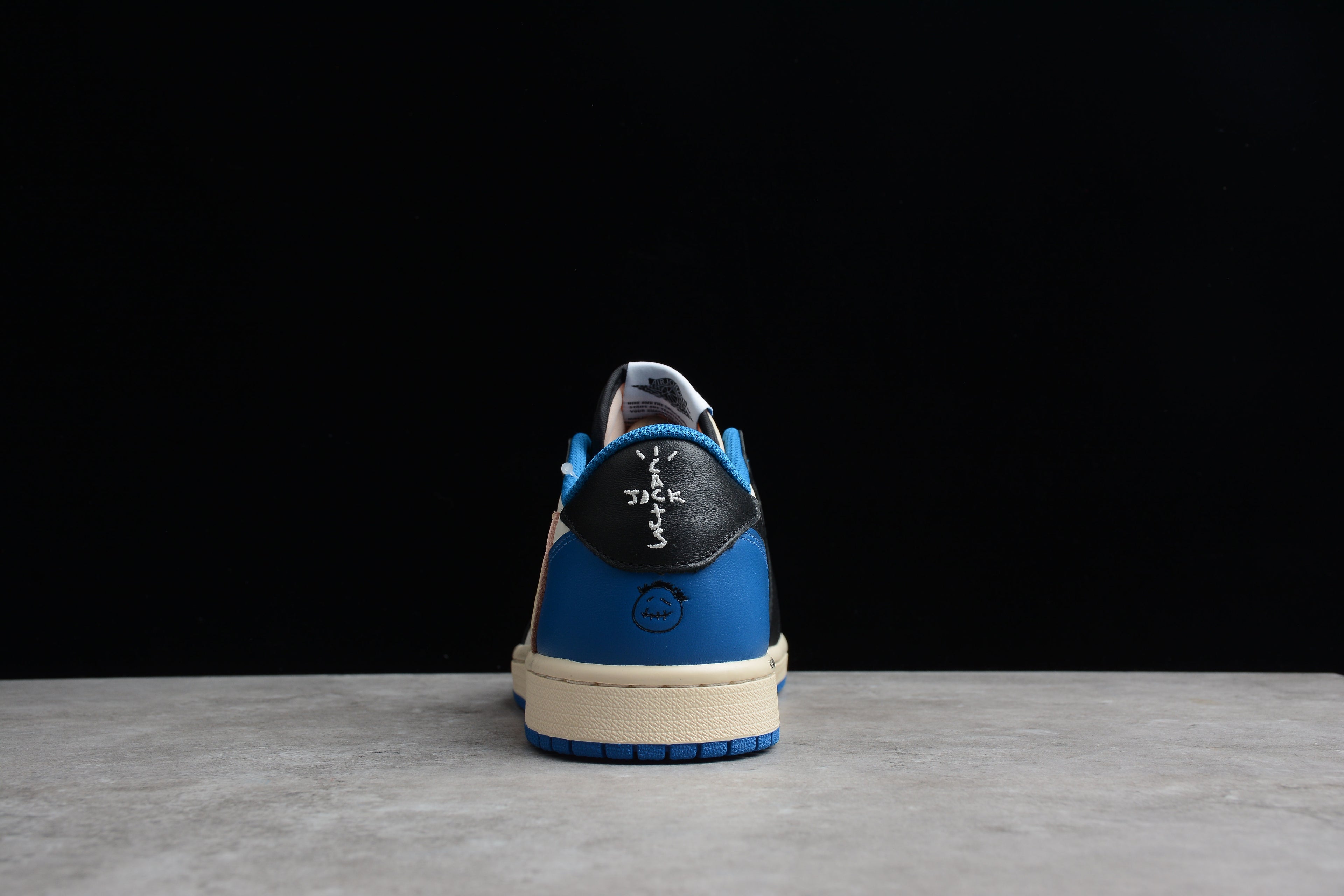Travis Scott – Azul / Negro / Blanco