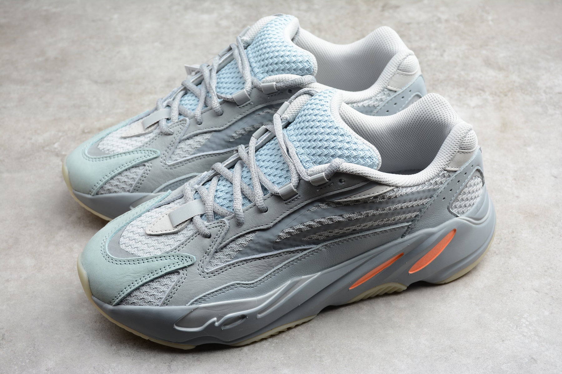Adidas Yeezy 700 – Azul / Naranja