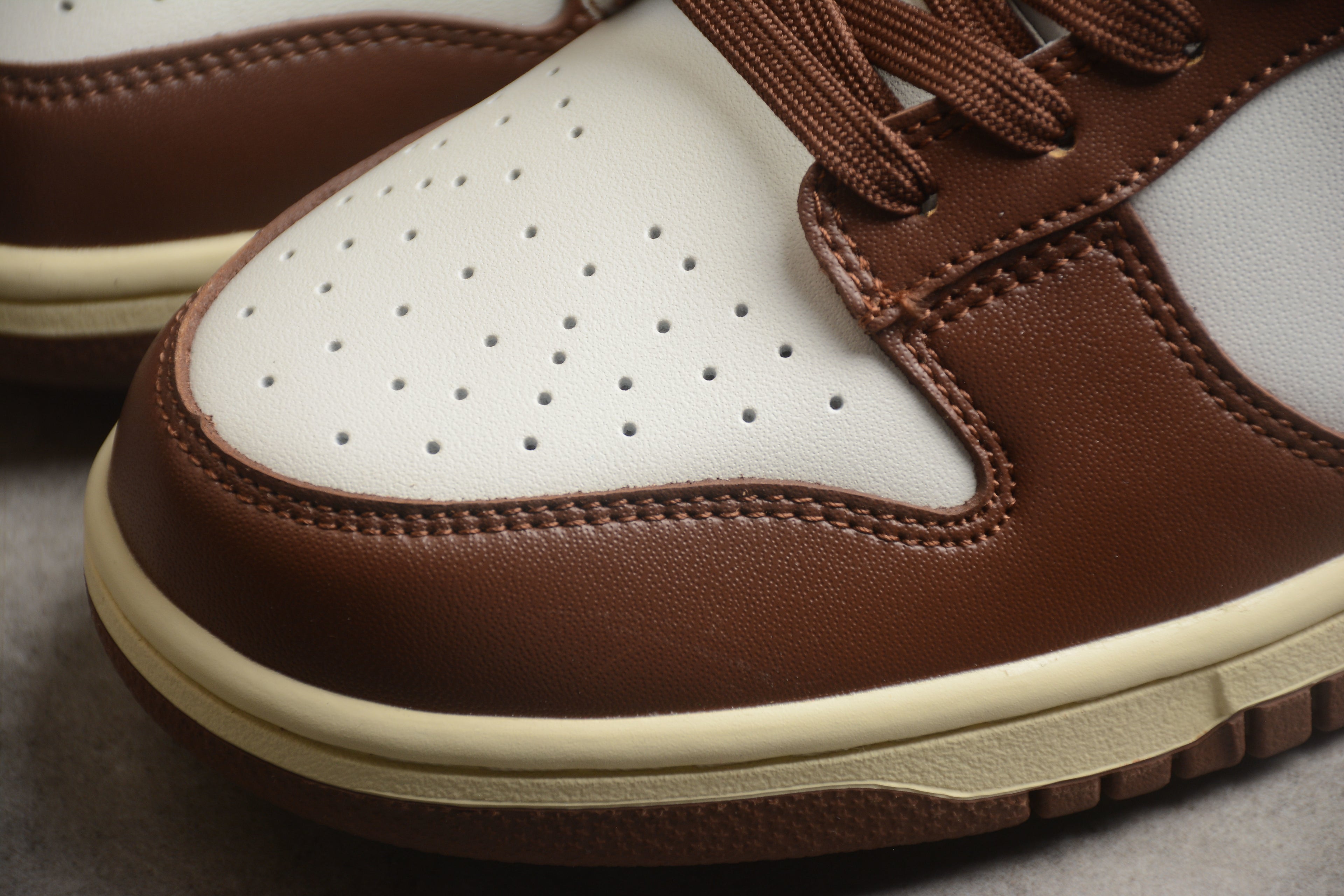 Dunk SB – Marrón / Blanco