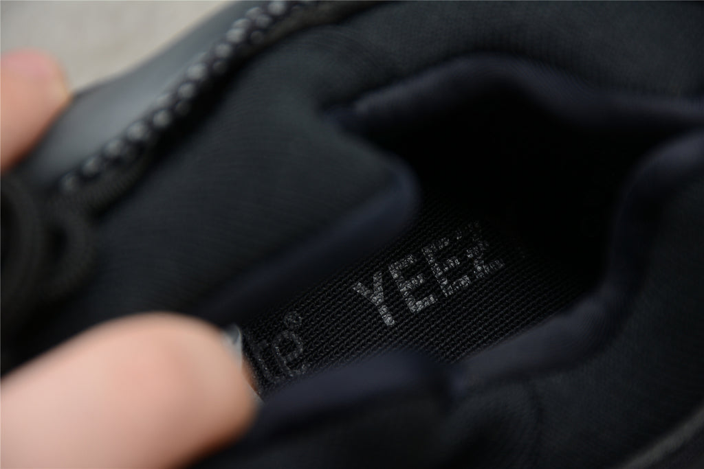 Adidas Yeezy 700 V3 – Negro