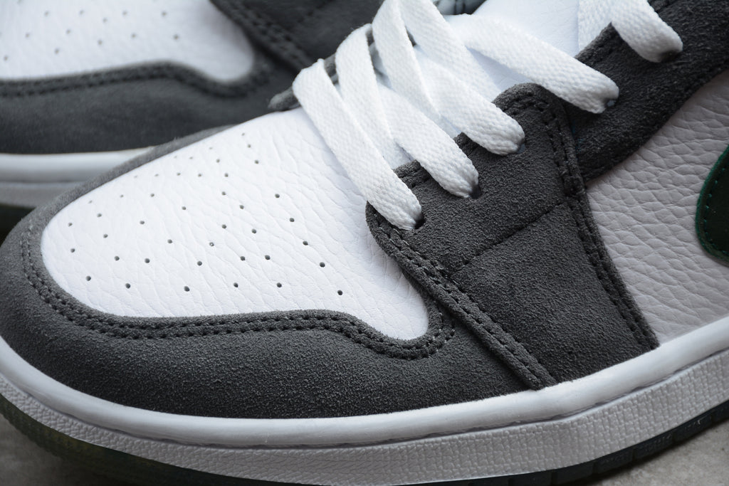 Jordan 1 Low – Beige Oscuro / Negro