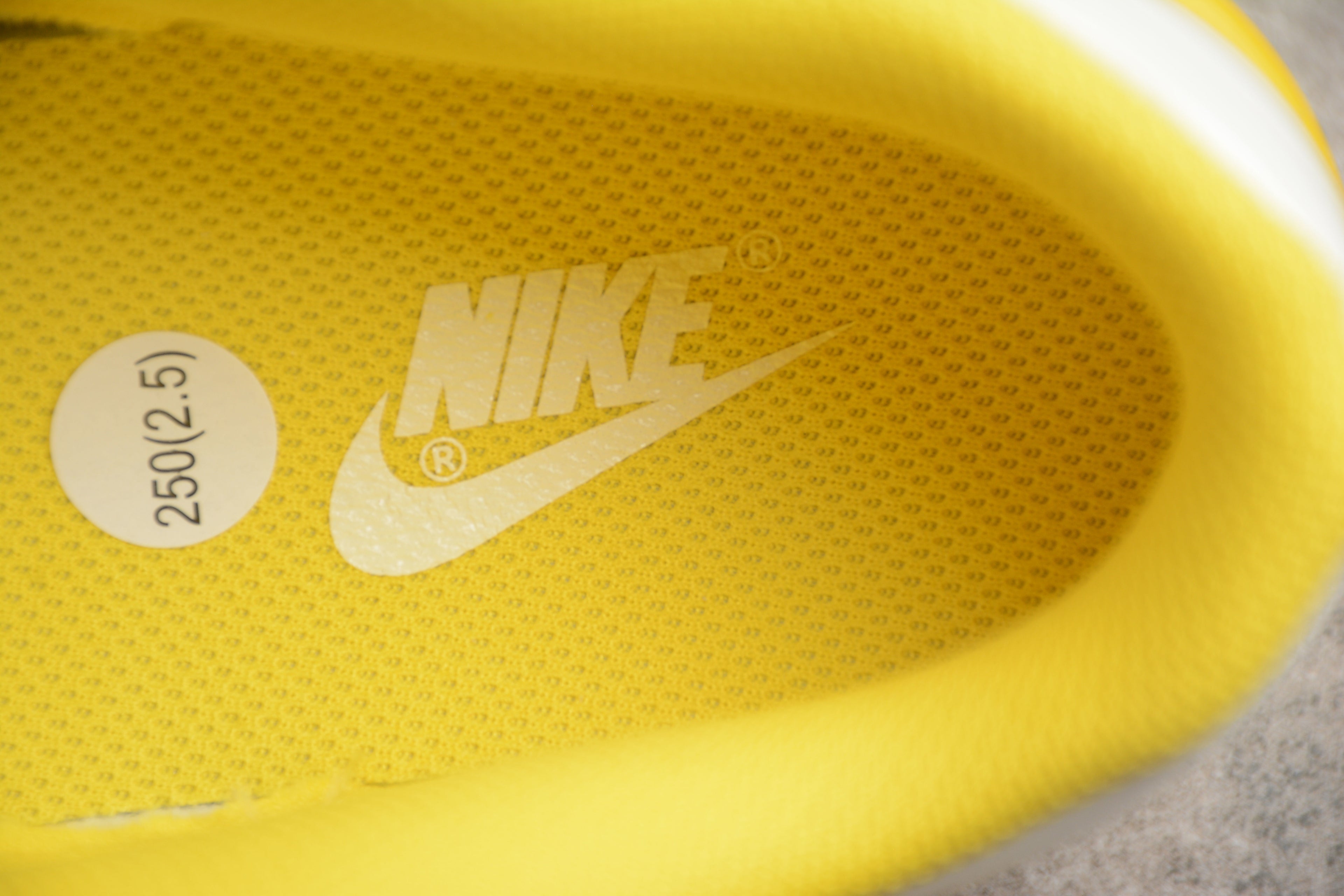 Dunk SB – Amarillo / Blanco