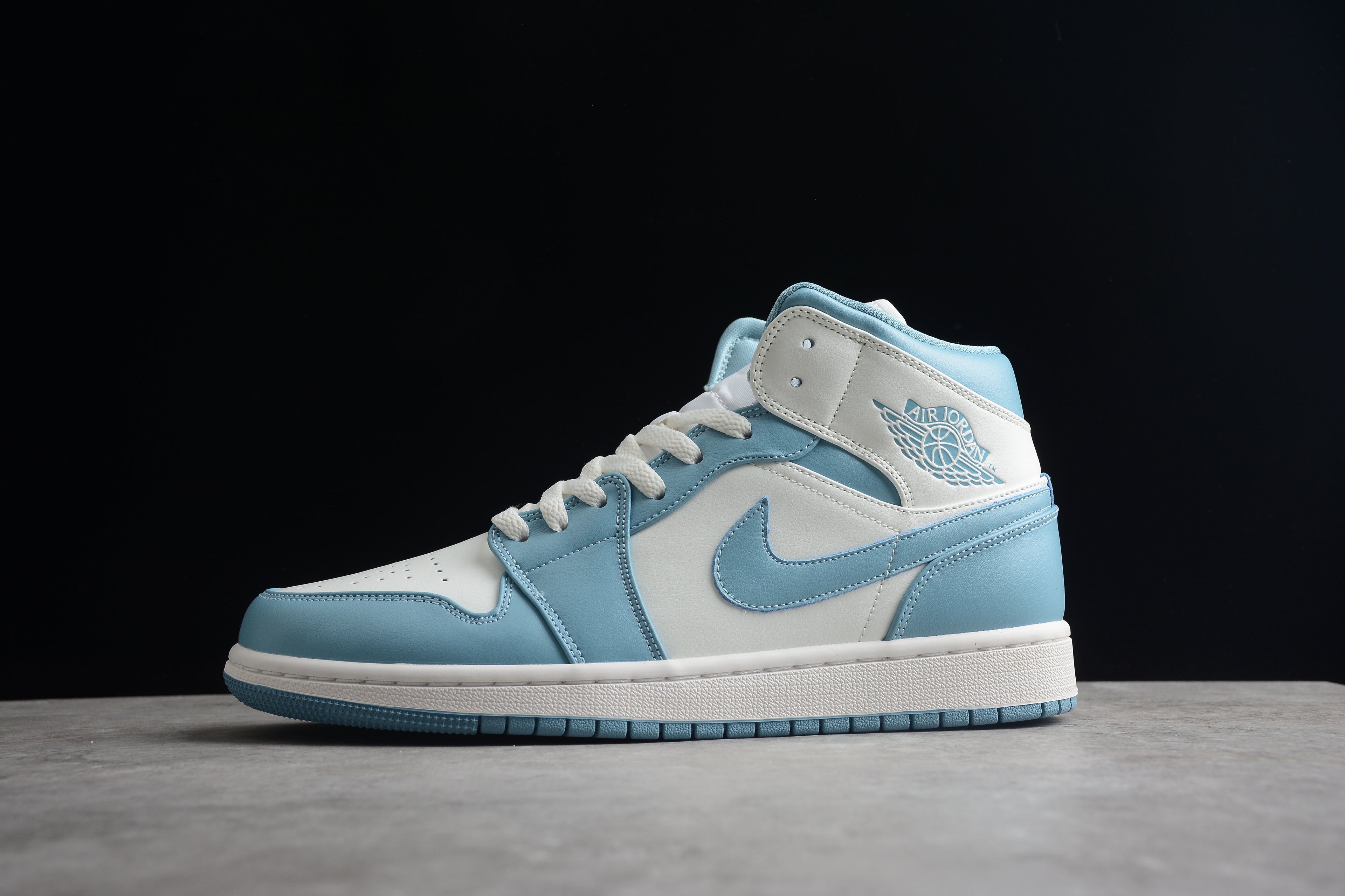 Air Jordan 1 Mid – Azul Claro / Blanco