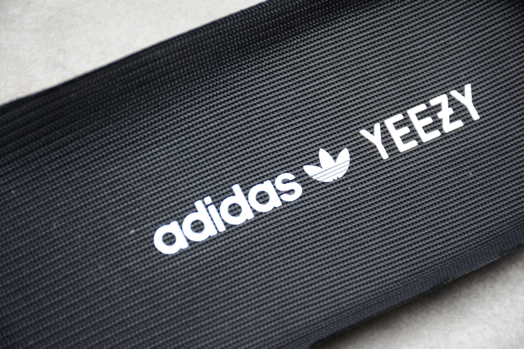 Adidas Yeezy 350 – Negro / Rojo