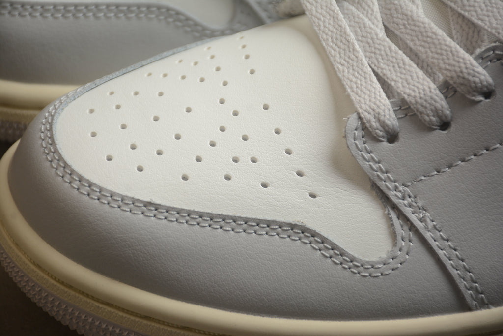 Jordan 1 Low – Beige Claro / Blanco