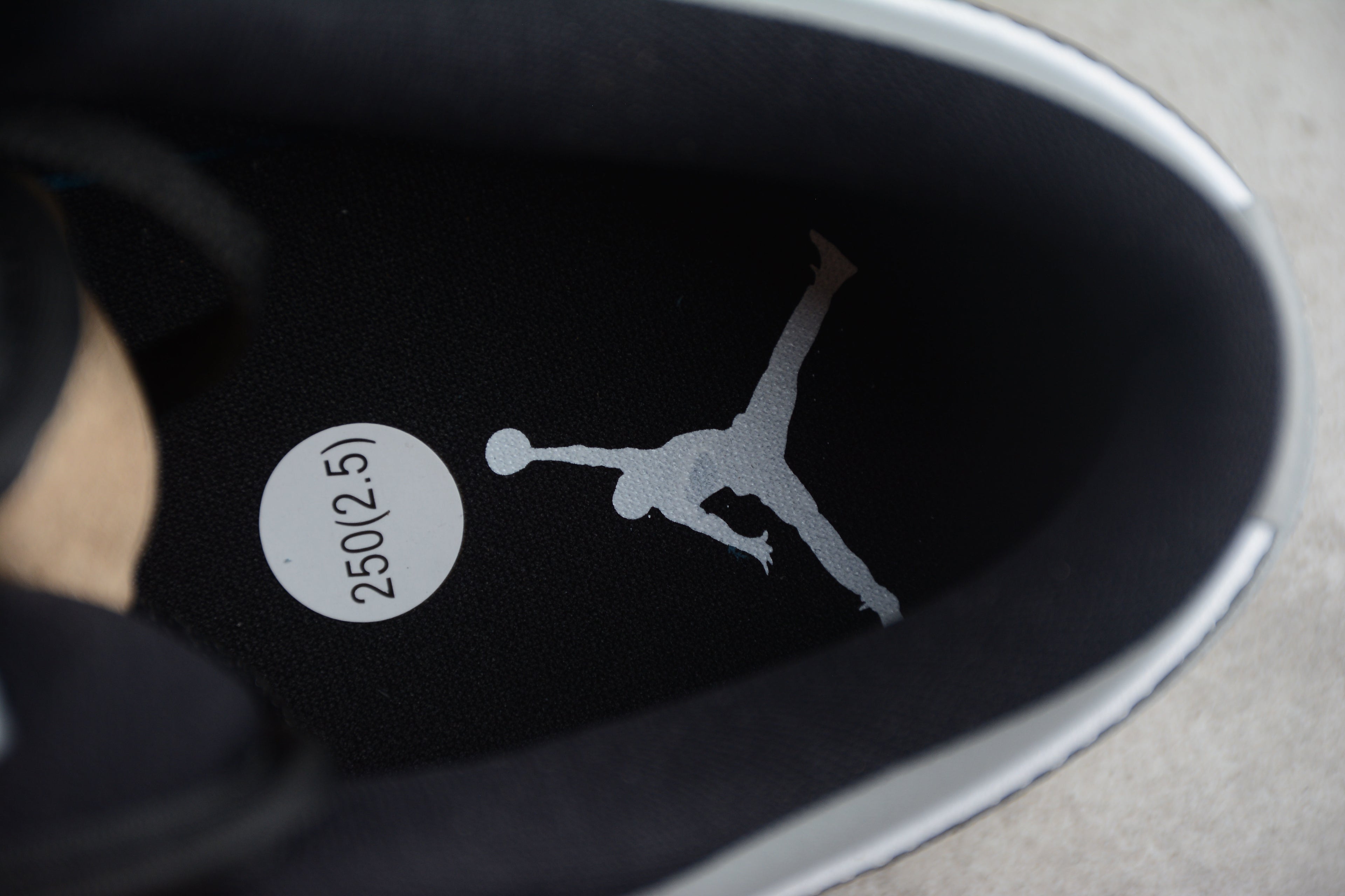 Jordan 1 Low – Beige / Negro / Blanco