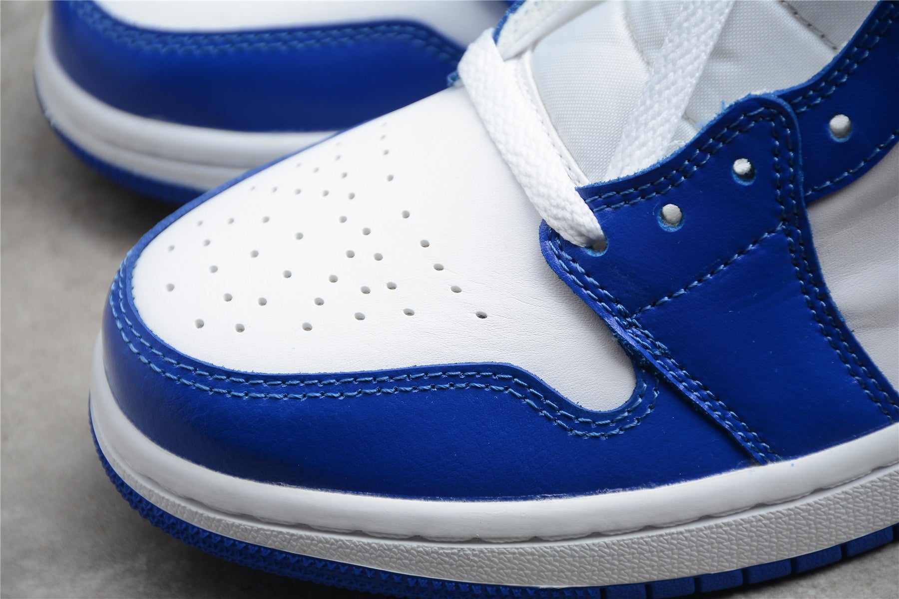 Air Jordan 1 Mid – Azul Oscuro / Blanco