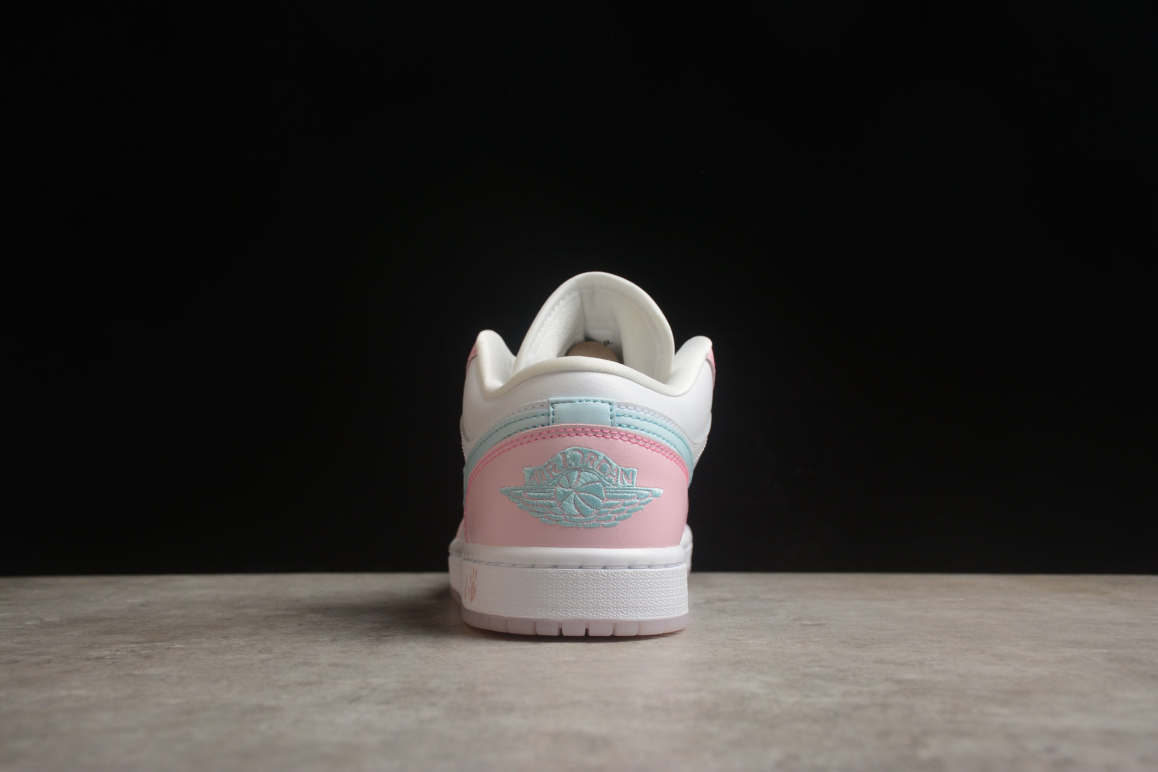 Jordan 1 Low – Rosa / Blanco / Azul