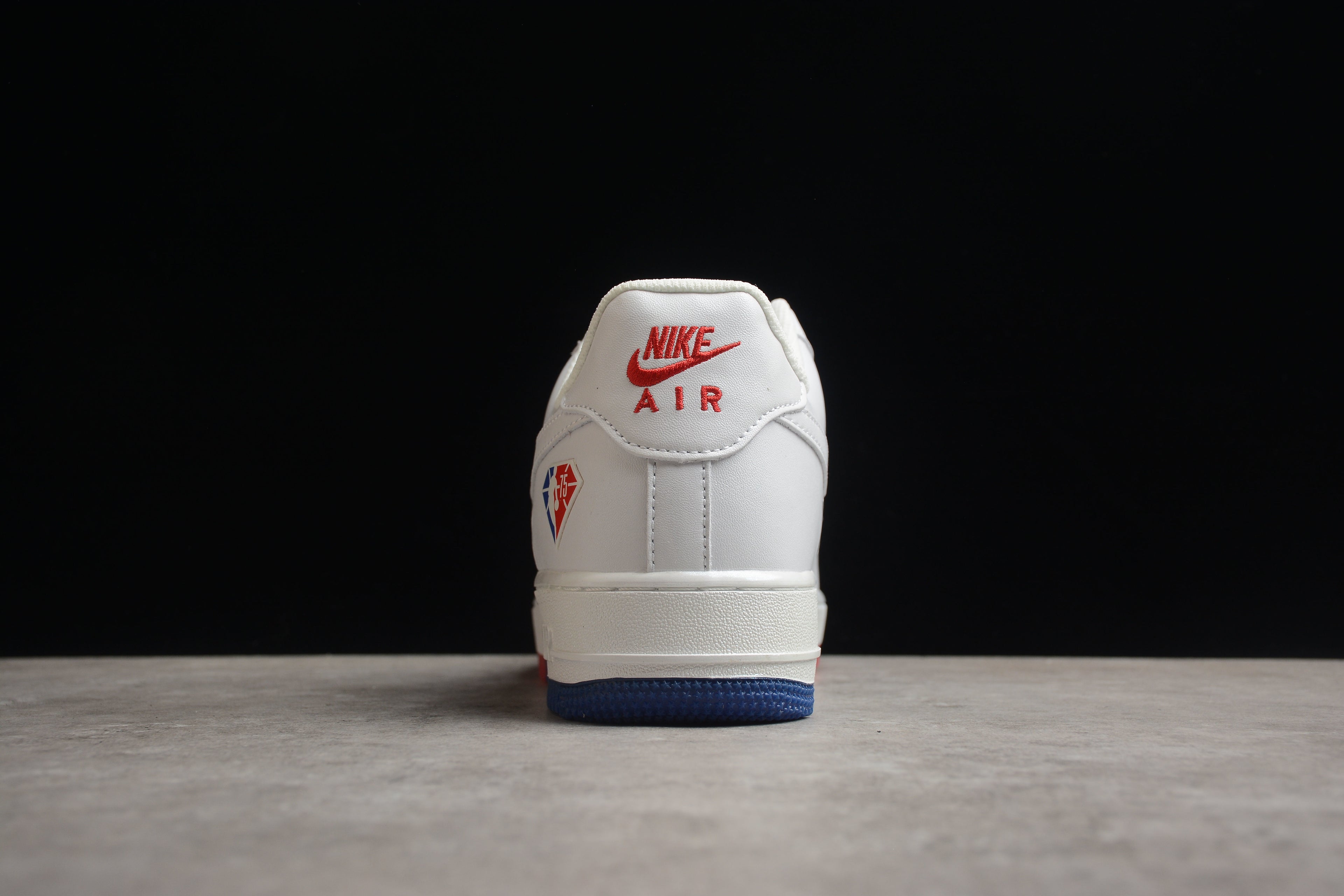 Nike Air Force 1 Low – Blanco / Rojo / Azul