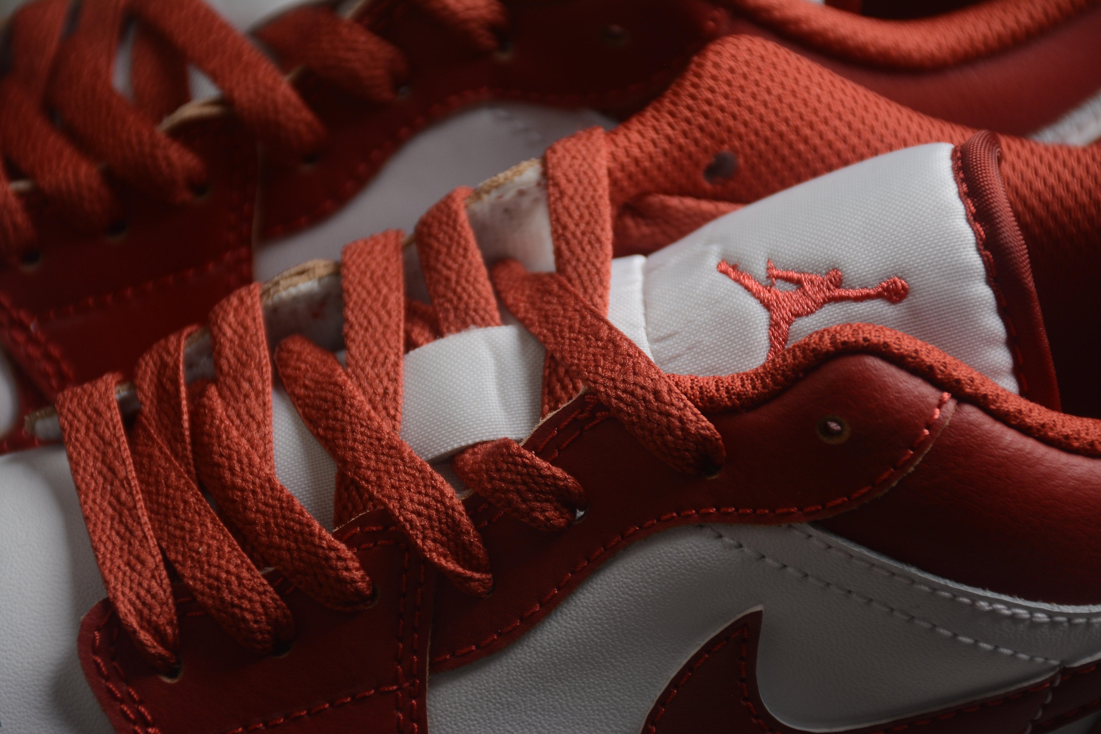 Jordan 1 Low – Rojo Oscuro