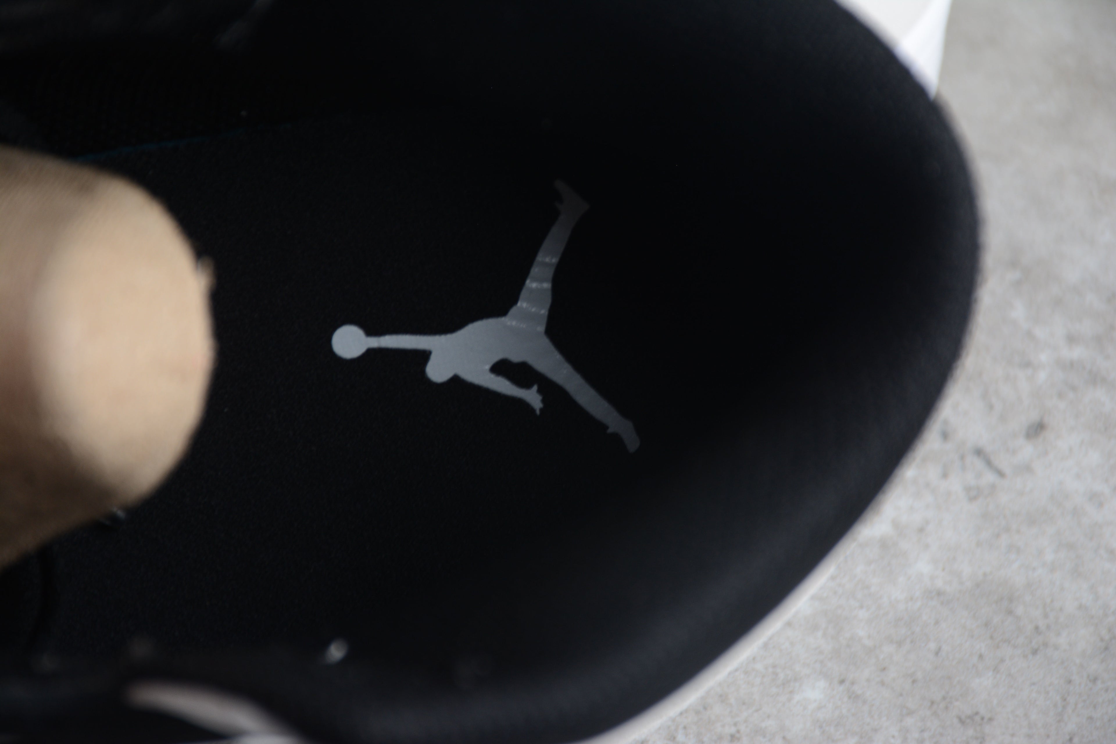 Air Jordan 1 Mid – Negro / Gris